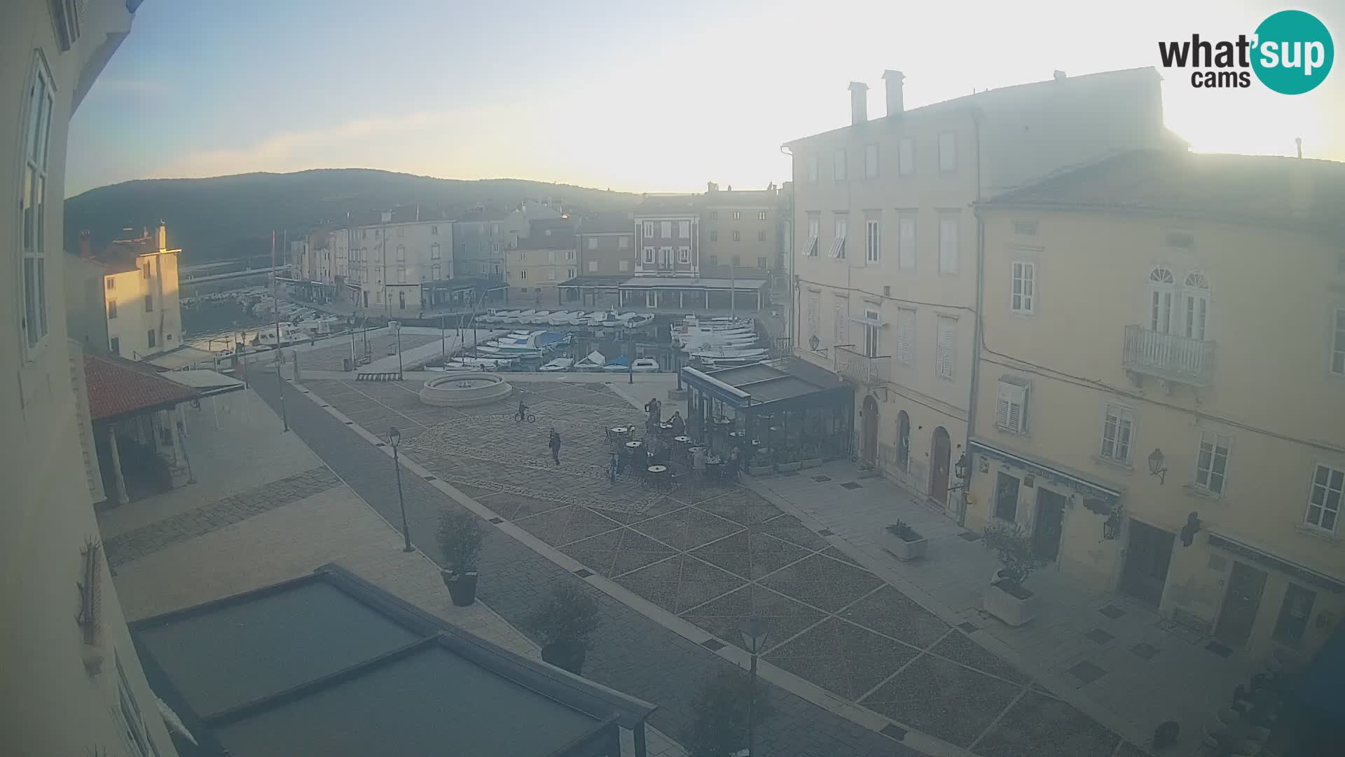 LIVE cam Cres city – place principale et “mandrač” – île de Cres – Croatie