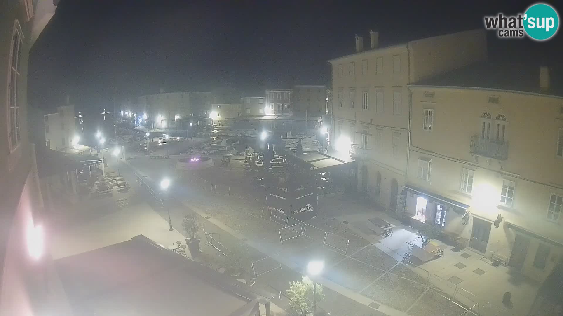 Web kamera Grad Cres – glavni trg i “mandrač” – otok Cres