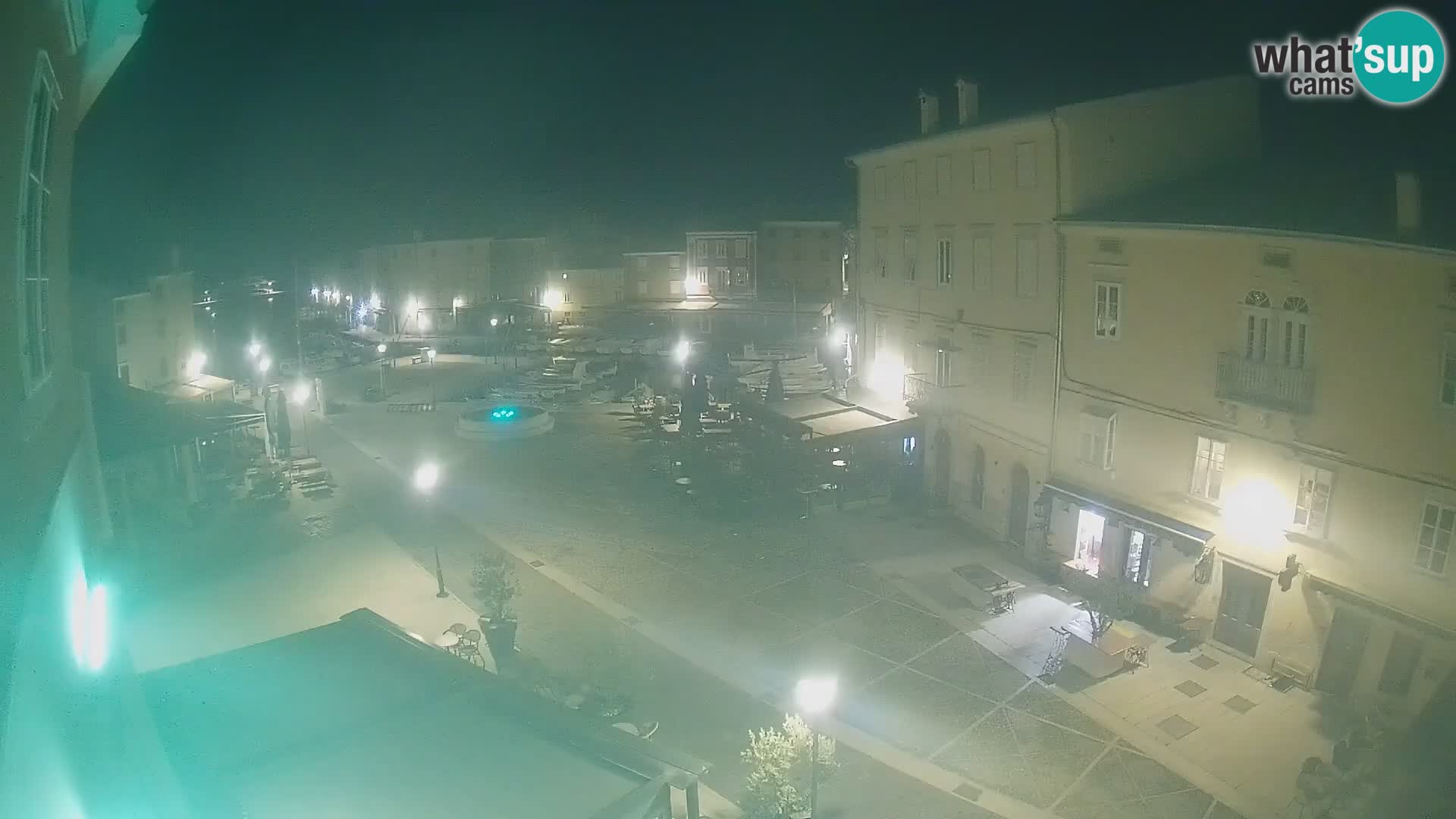 V ŽIVO spletna kamera Cres mesto – glavni trg in “mandrač” – otok Cres – Hrvaška