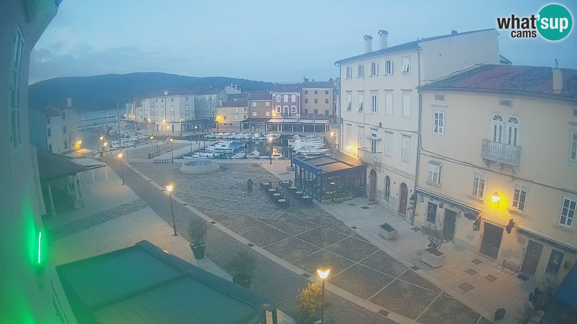 Kamera v ŽIVO Cres mesto – glavni trg in “mandrač” – otok Cres – Hrvaška