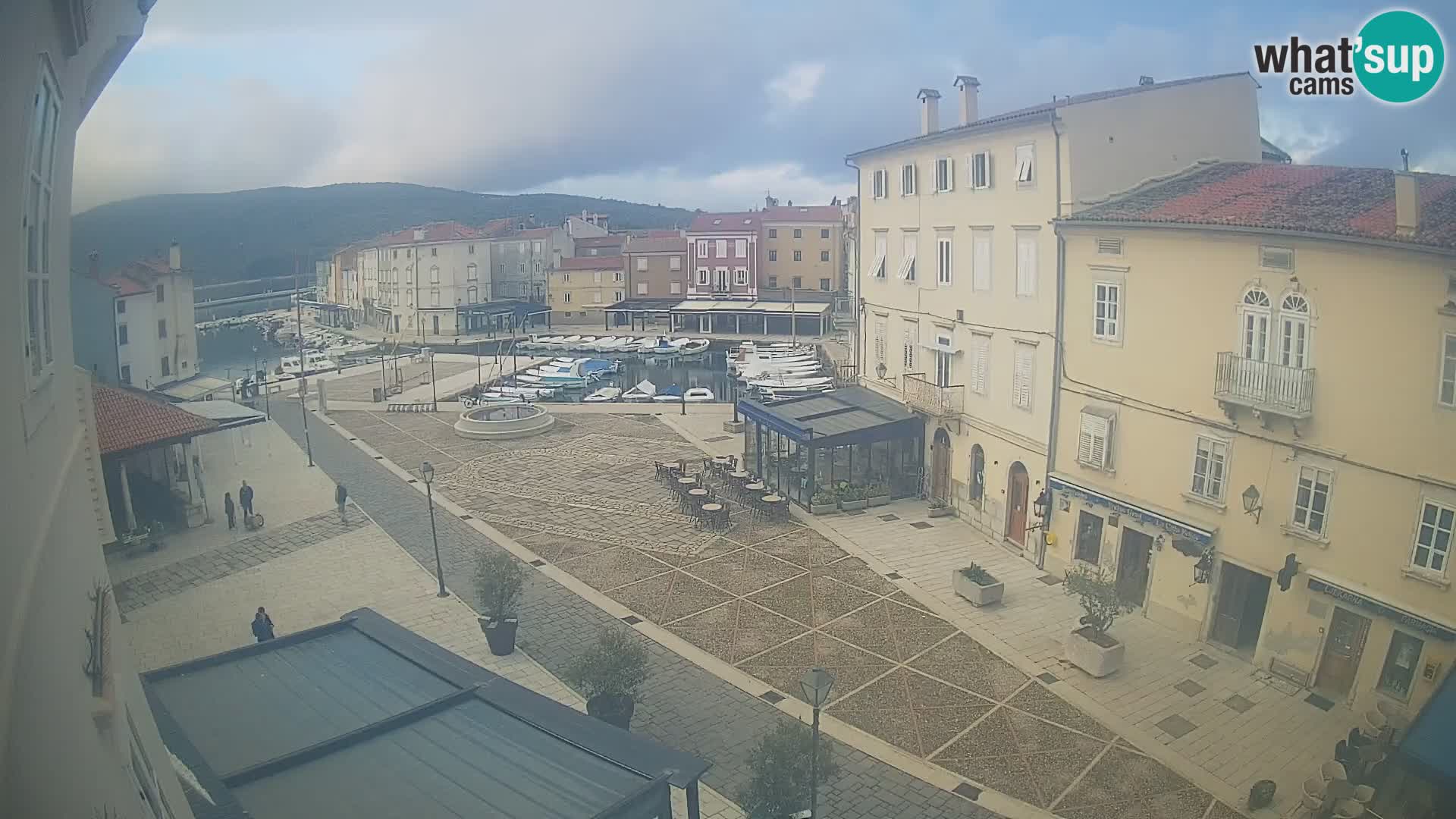 LIVE cam Cres city – place principale et « mandrač » – île de Cres – Croatie