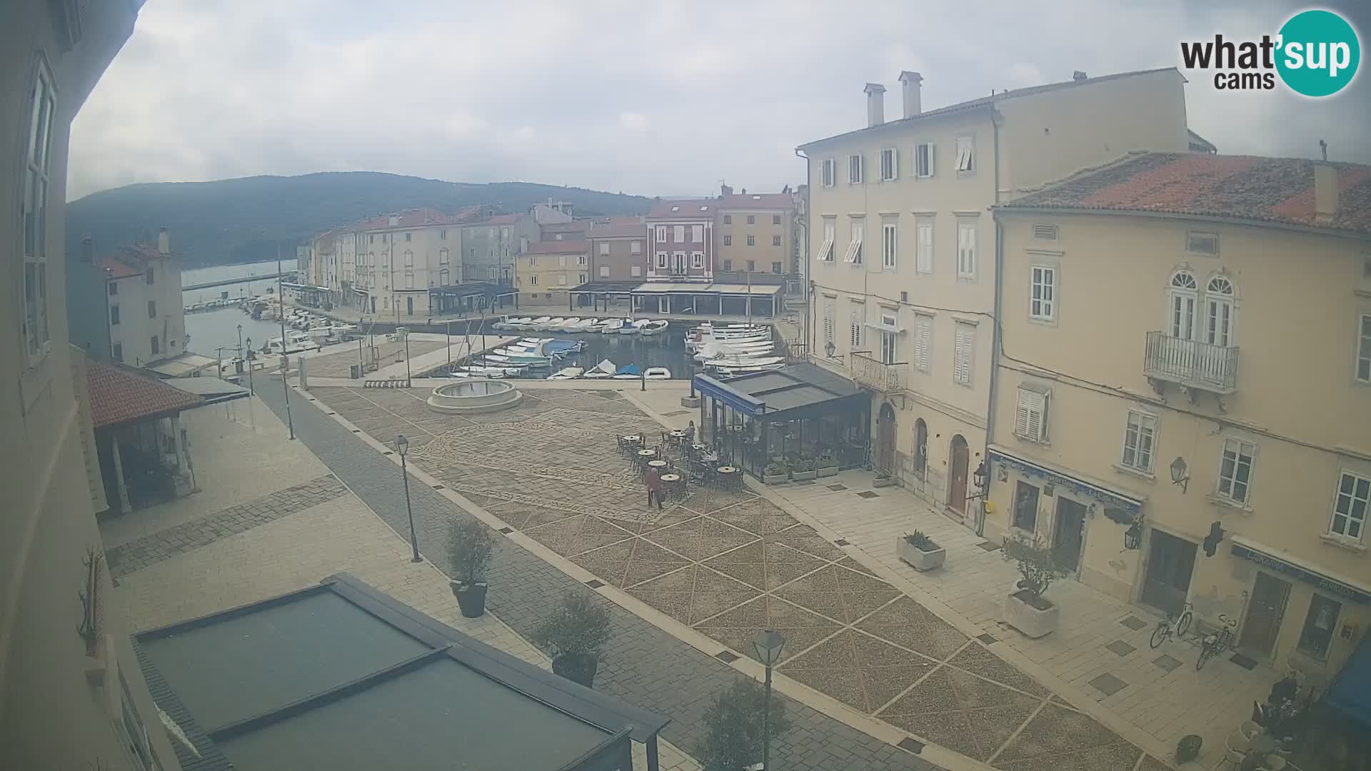 Cámara en vivo ciudad de Cres – plaza principal y “mandrač” – isla de Cres – Croacia