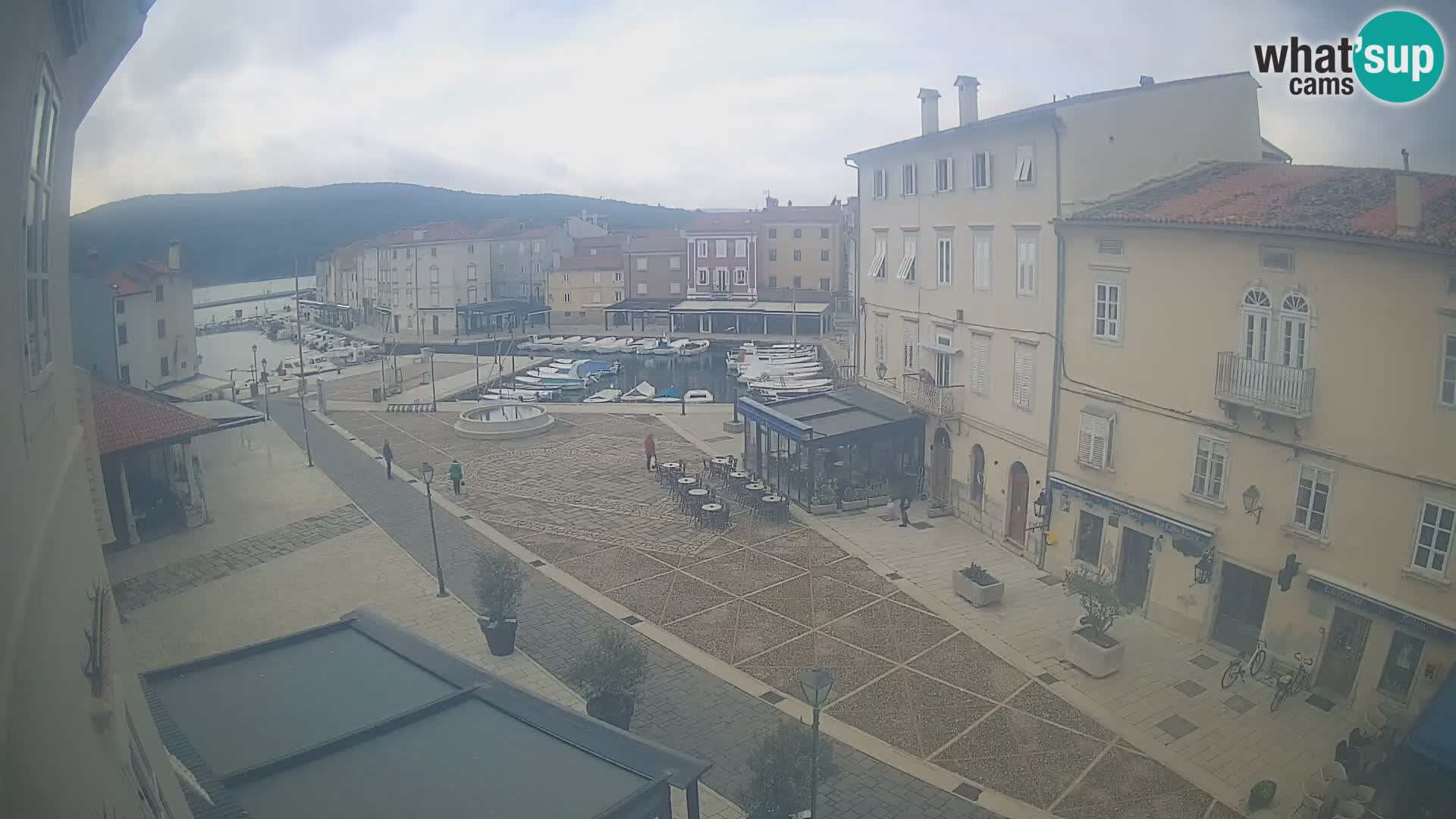 LIVE cam Cres city – place principale et « mandrač » – île de Cres – Croatie