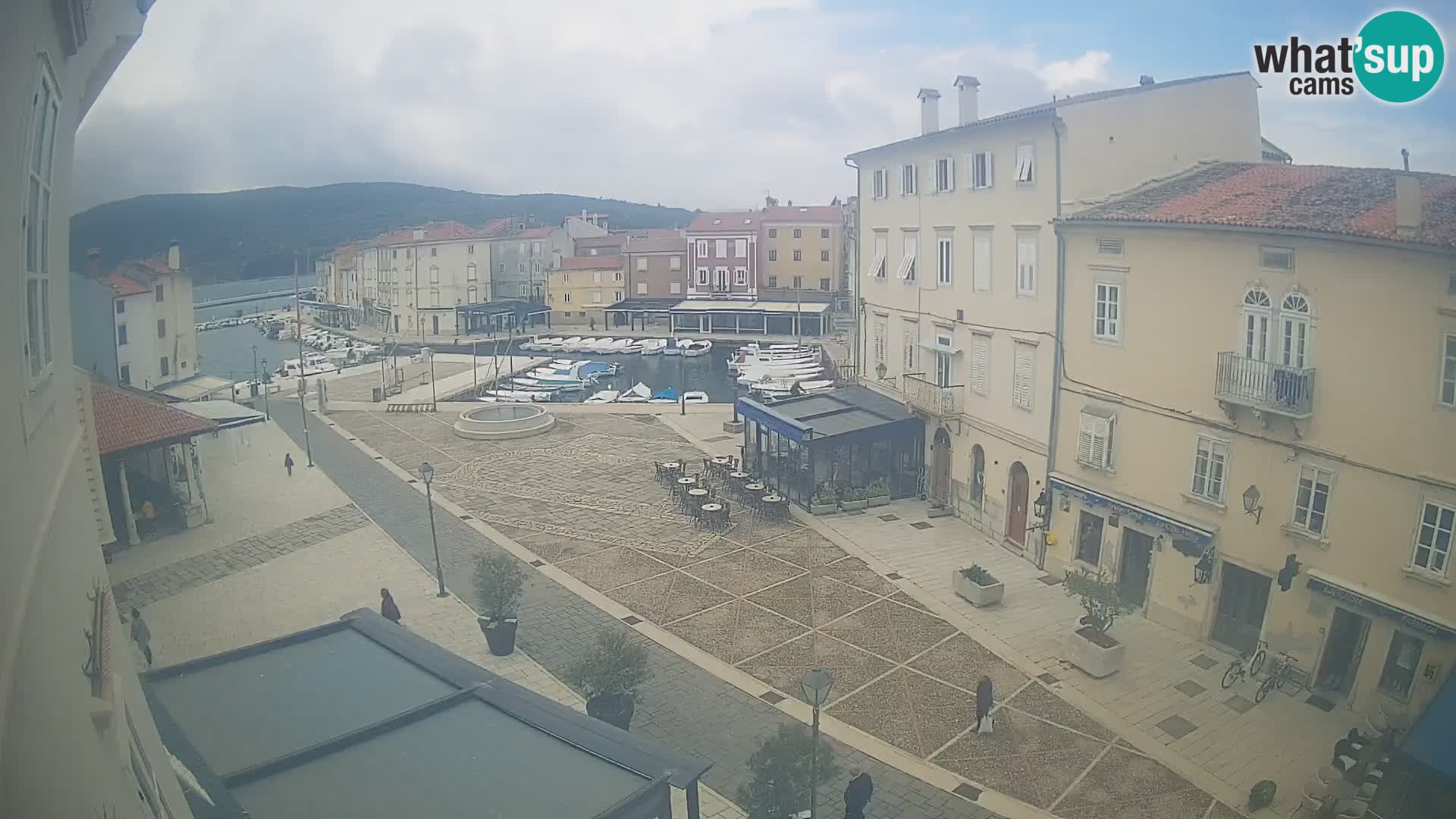LIVE cam Cres city – place principale et « mandrač » – île de Cres – Croatie