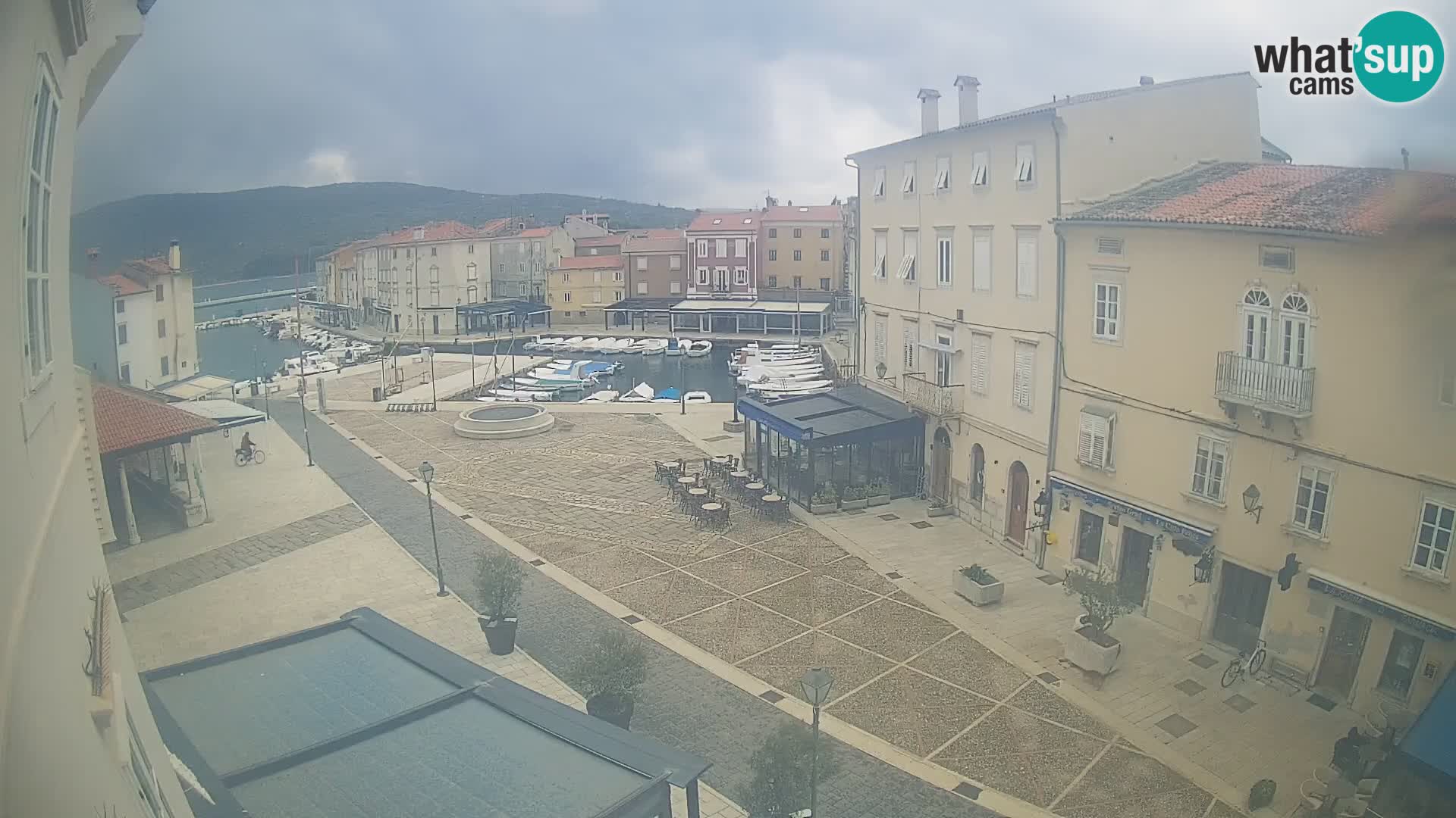 Web kamera Grad Cres – glavni trg i “mandrač” – otok Cres