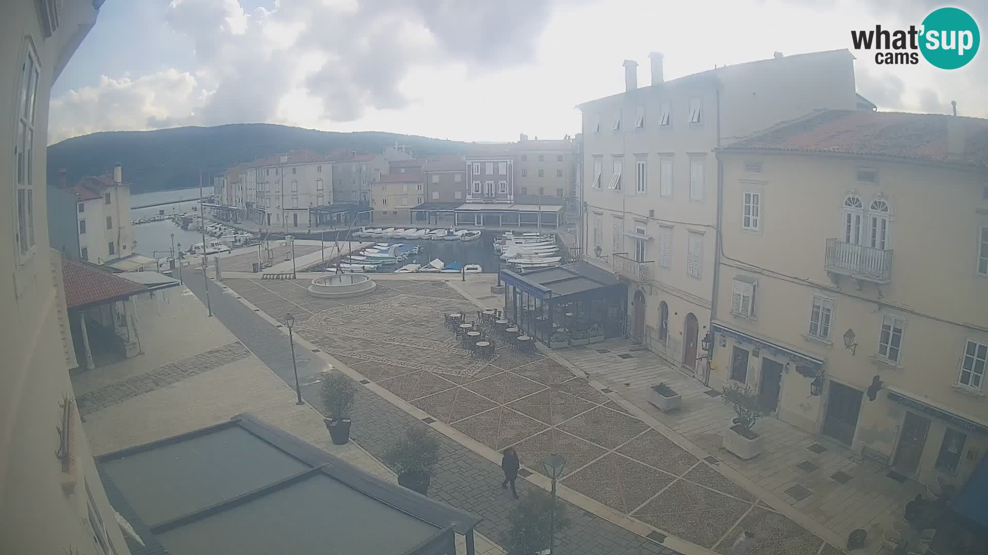 V ŽIVO spletna kamera Cres mesto – glavni trg in “mandrač” – otok Cres – Hrvaška