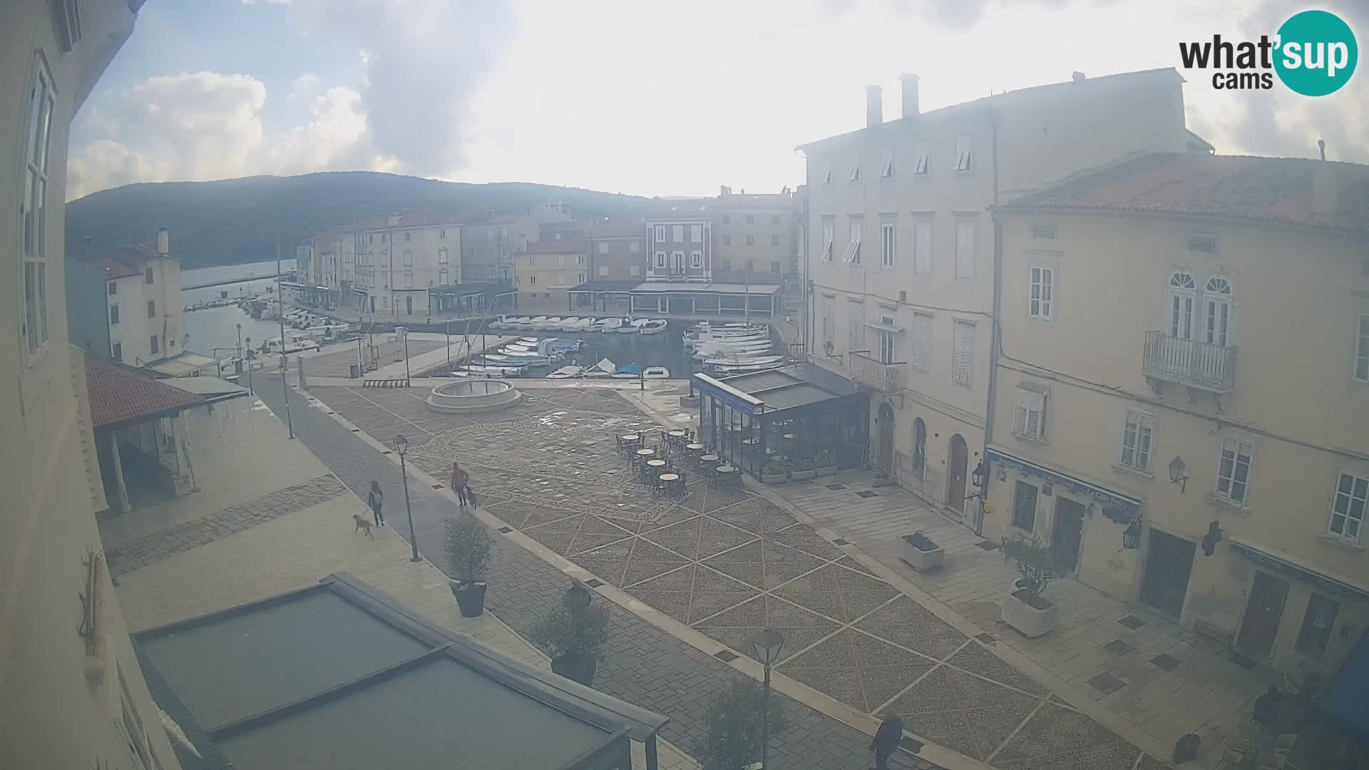 V ŽIVO spletna kamera Cres mesto – glavni trg in “mandrač” – otok Cres – Hrvaška