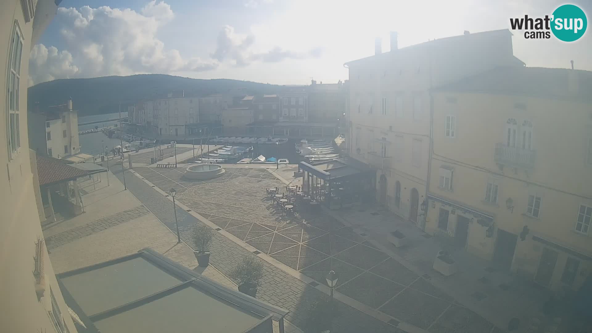 Web kamera Grad Cres – glavni trg i “mandrač” – otok Cres