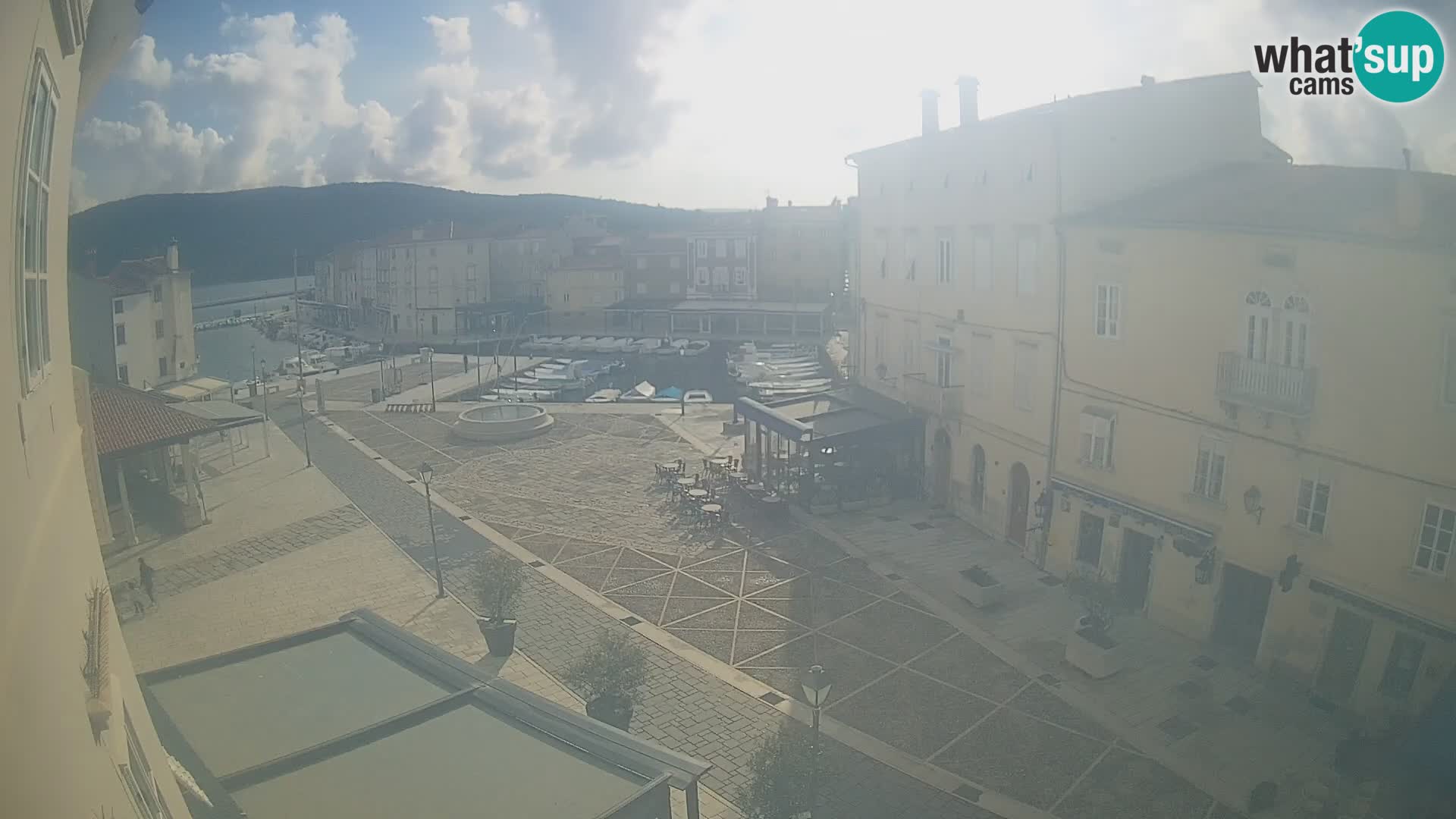 Web kamera Grad Cres – glavni trg i “mandrač” – otok Cres