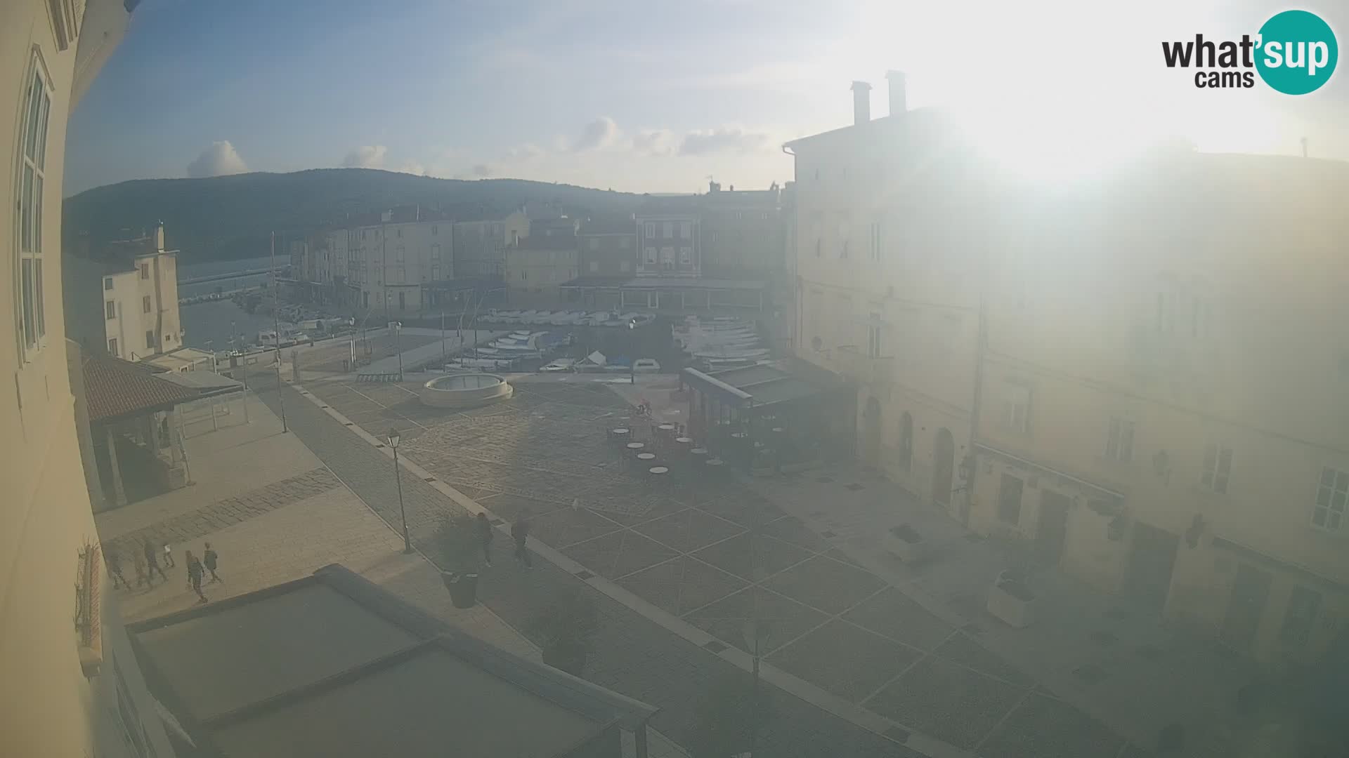 Web kamera Grad Cres – glavni trg i “mandrač” – otok Cres