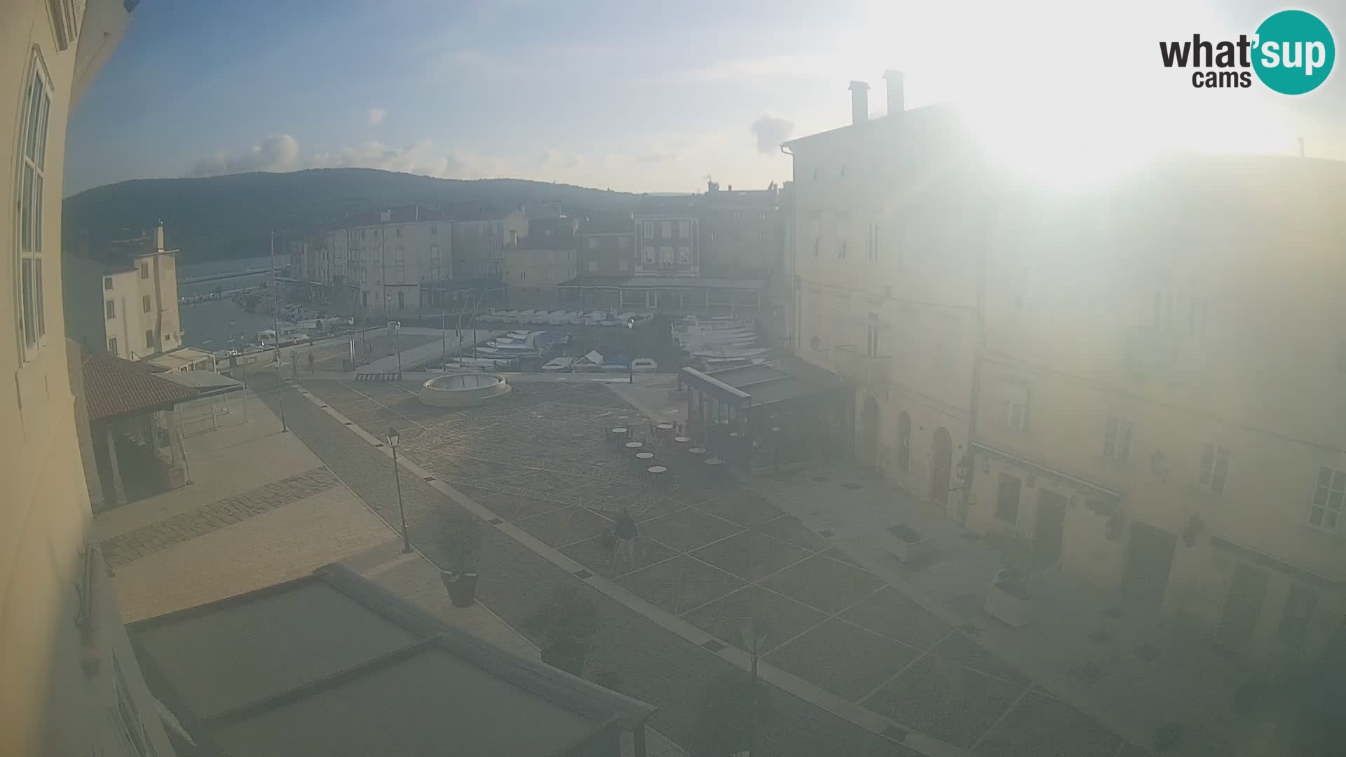 V ŽIVO spletna kamera Cres mesto – glavni trg in “mandrač” – otok Cres – Hrvaška