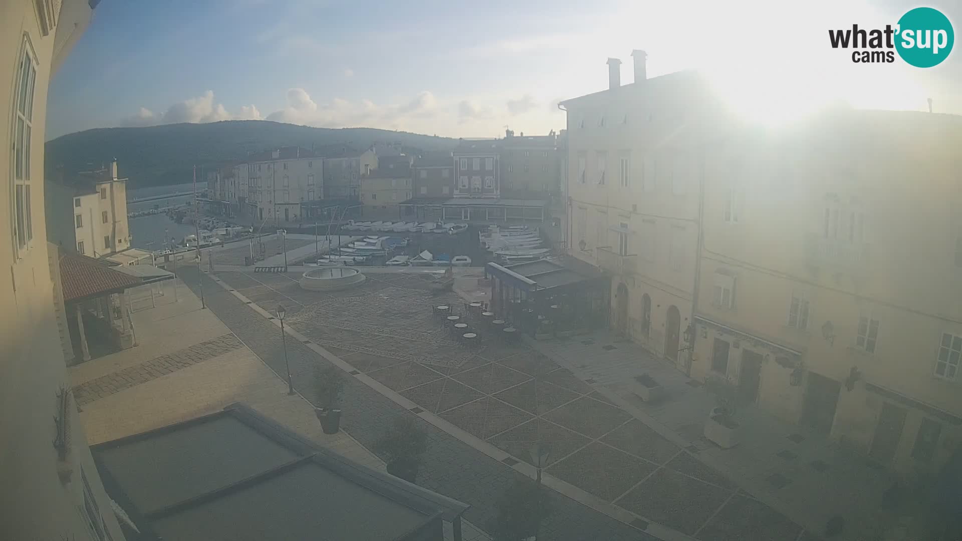 V ŽIVO spletna kamera Cres mesto – glavni trg in “mandrač” – otok Cres – Hrvaška