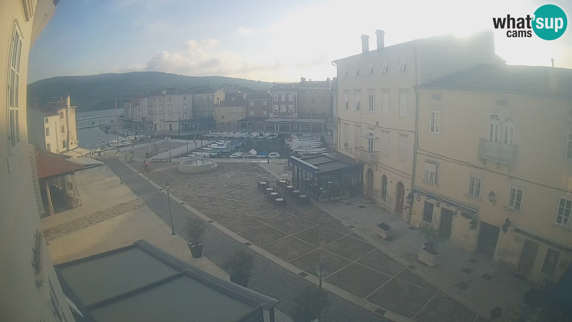 V ŽIVO spletna kamera Cres mesto – glavni trg in “mandrač” – otok Cres – Hrvaška