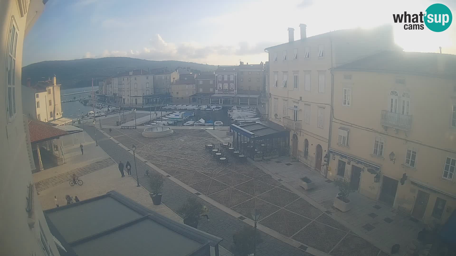 Cámara en vivo ciudad de Cres – plaza principal y “mandrač” – isla de Cres – Croacia