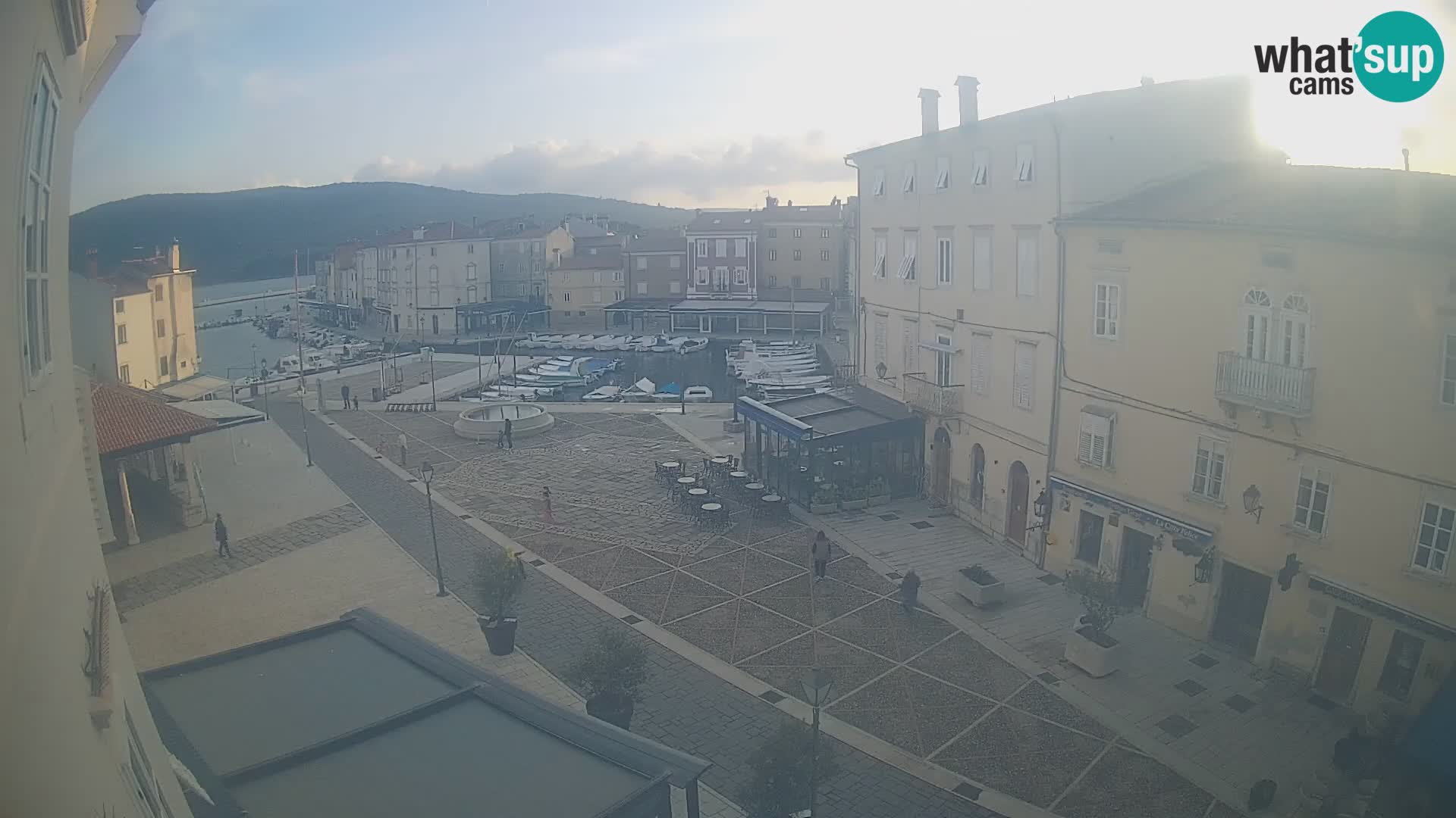 V ŽIVO spletna kamera Cres mesto – glavni trg in “mandrač” – otok Cres – Hrvaška