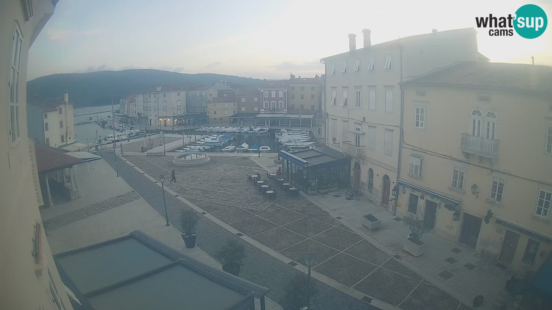 LIVE cam Cres city – place principale et « mandrač » – île de Cres – Croatie