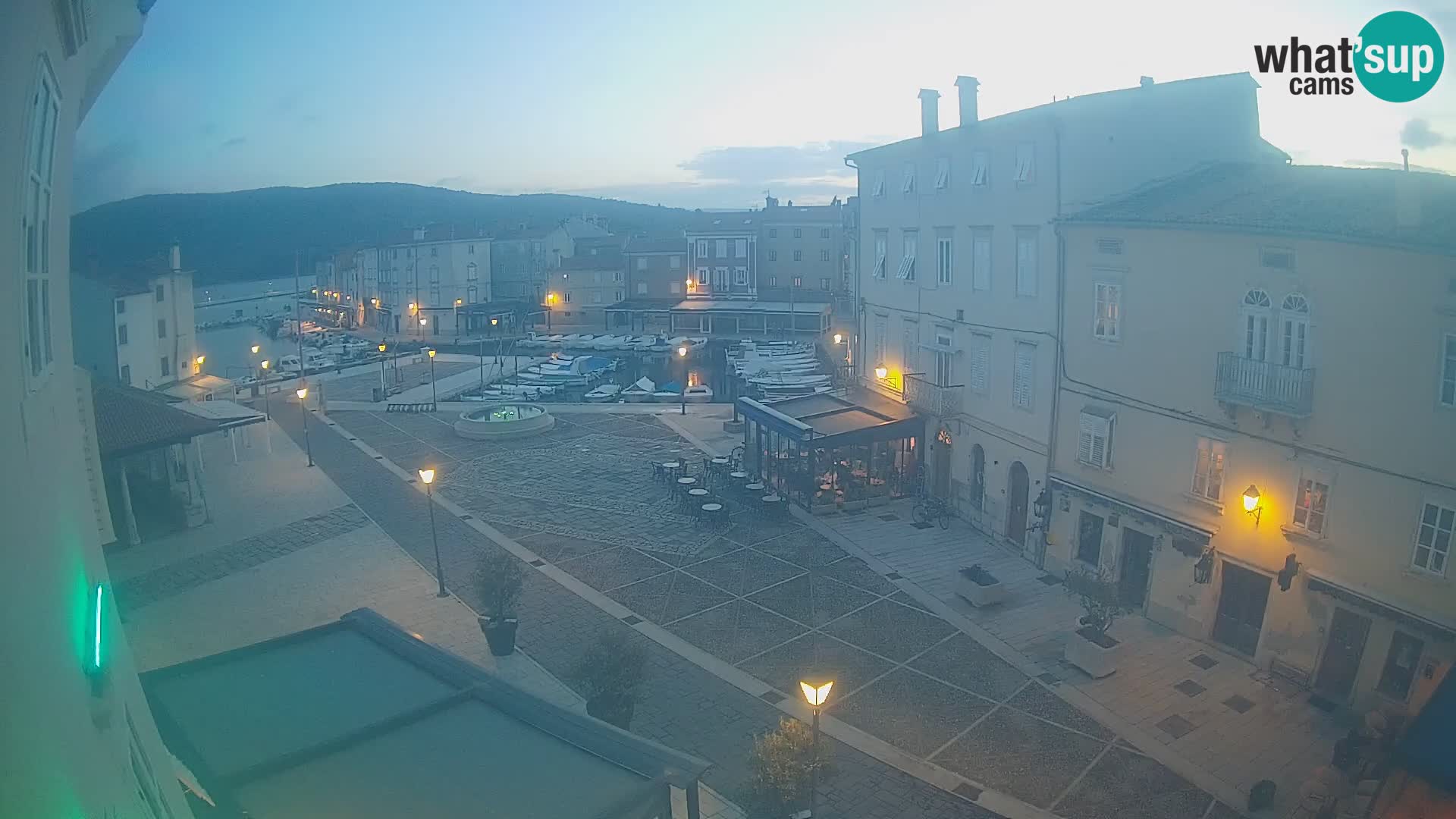 Cámara en vivo ciudad de Cres – plaza principal y “mandrač” – isla de Cres – Croacia