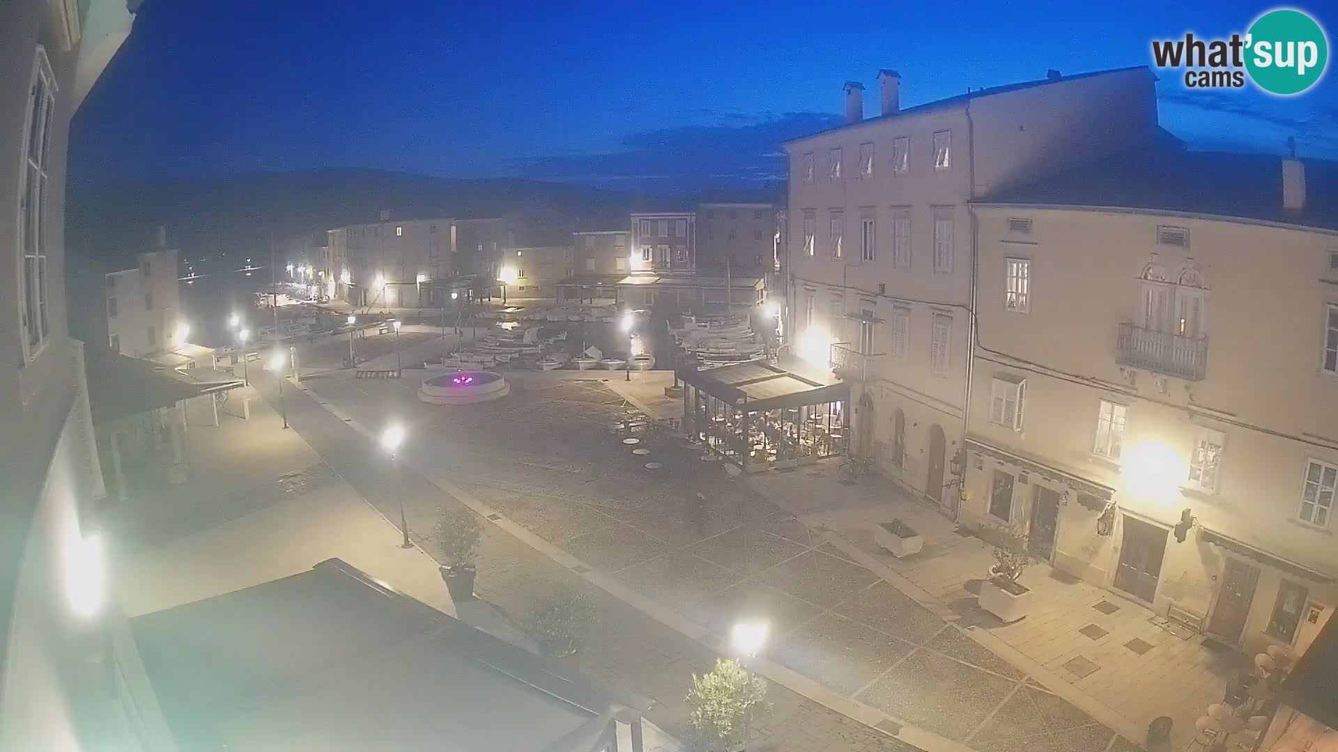 Web kamera Grad Cres – glavni trg i “mandrač” – otok Cres