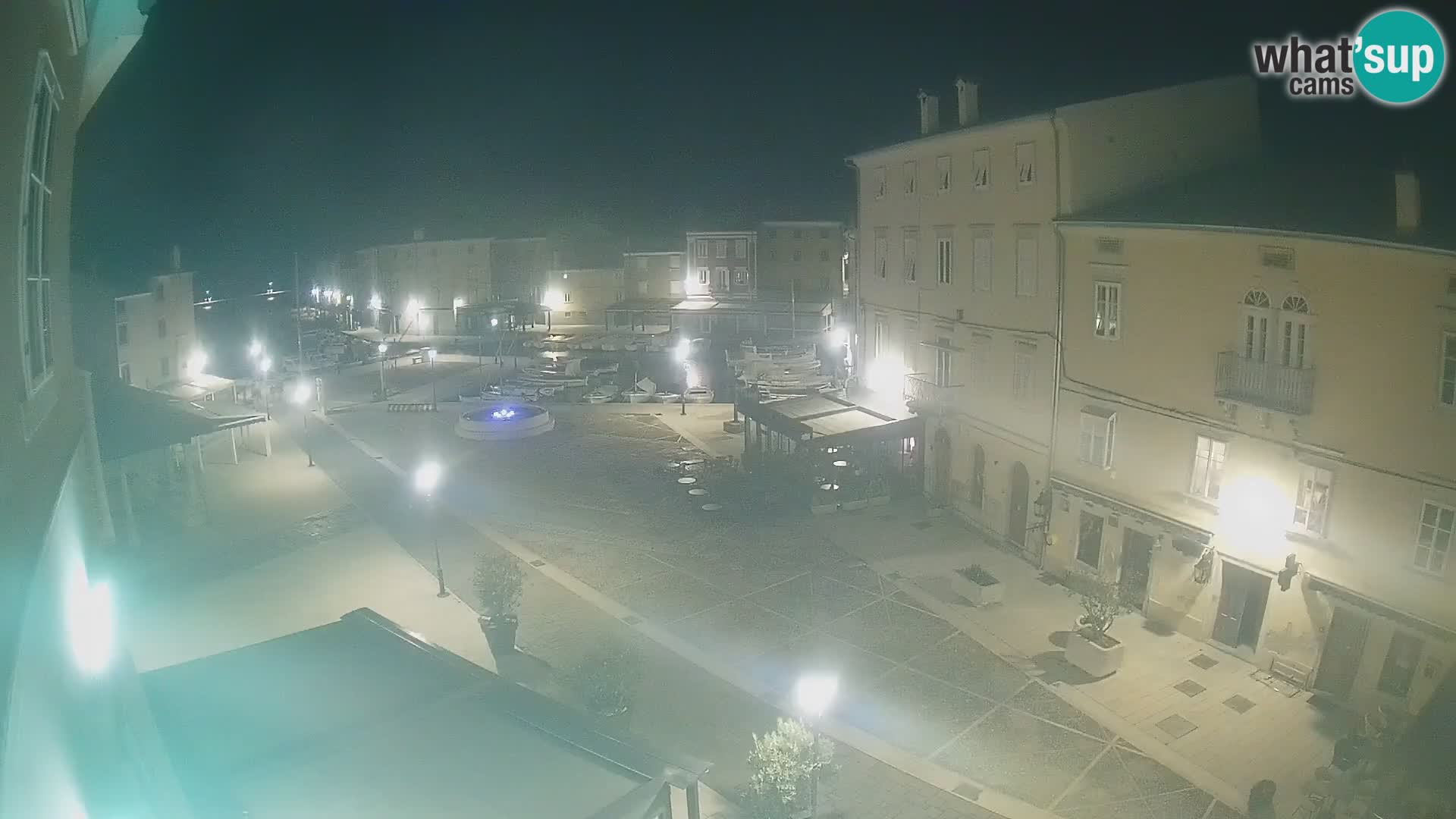 Web kamera Grad Cres – glavni trg i “mandrač” – otok Cres