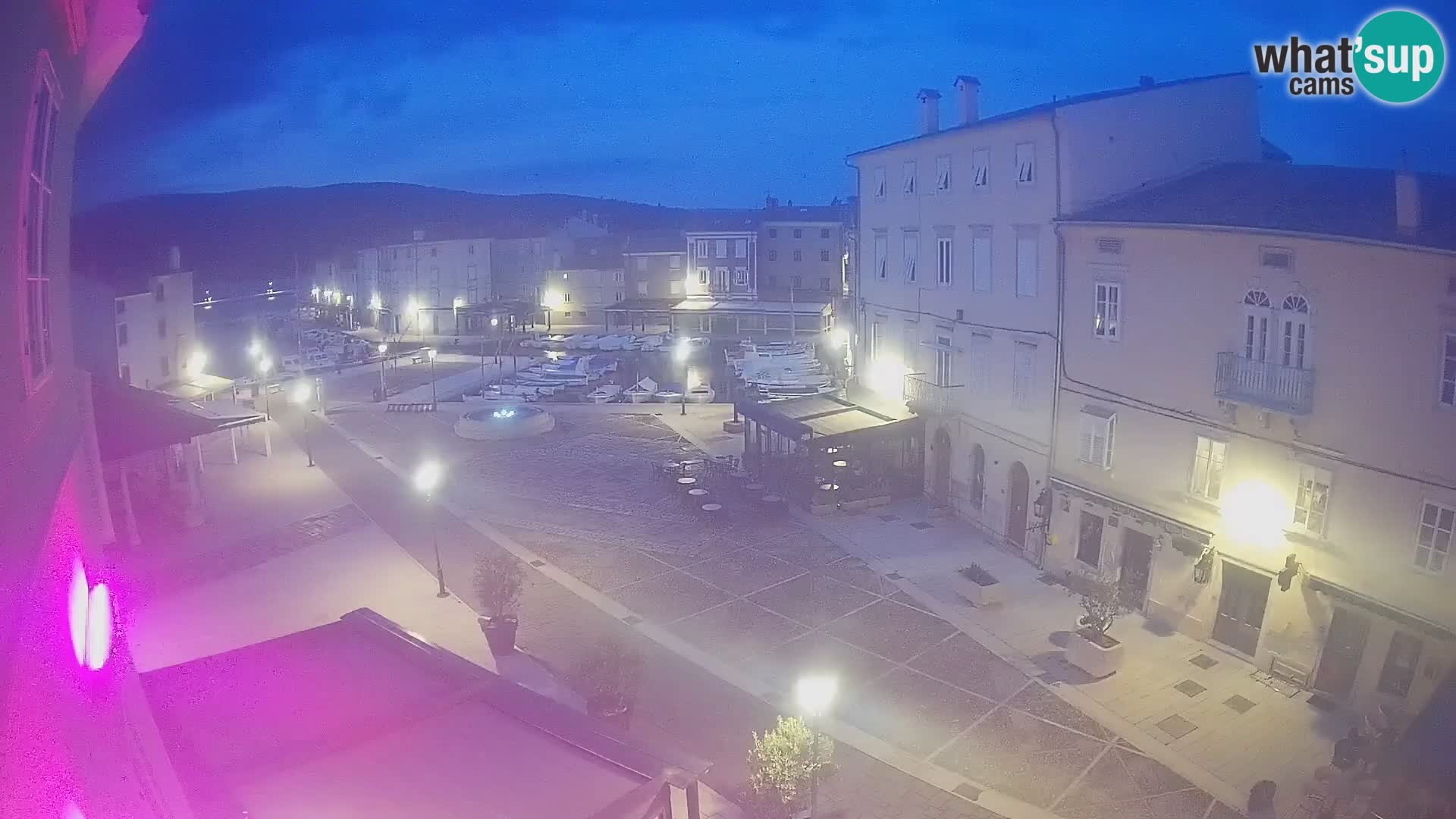 V ŽIVO spletna kamera Cres mesto – glavni trg in “mandrač” – otok Cres – Hrvaška