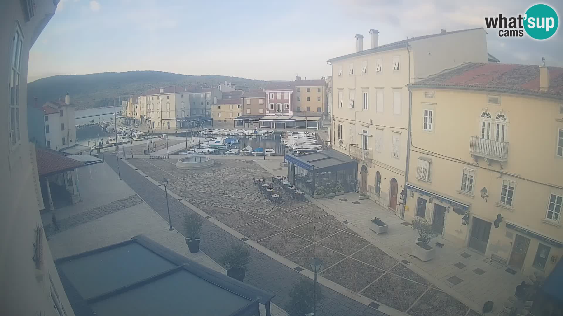 V ŽIVO spletna kamera Cres mesto – glavni trg in “mandrač” – otok Cres – Hrvaška