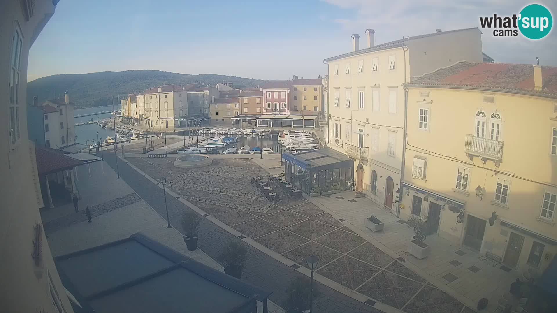 Kamera v ŽIVO Cres mesto – glavni trg in “mandrač” – otok Cres – Hrvaška