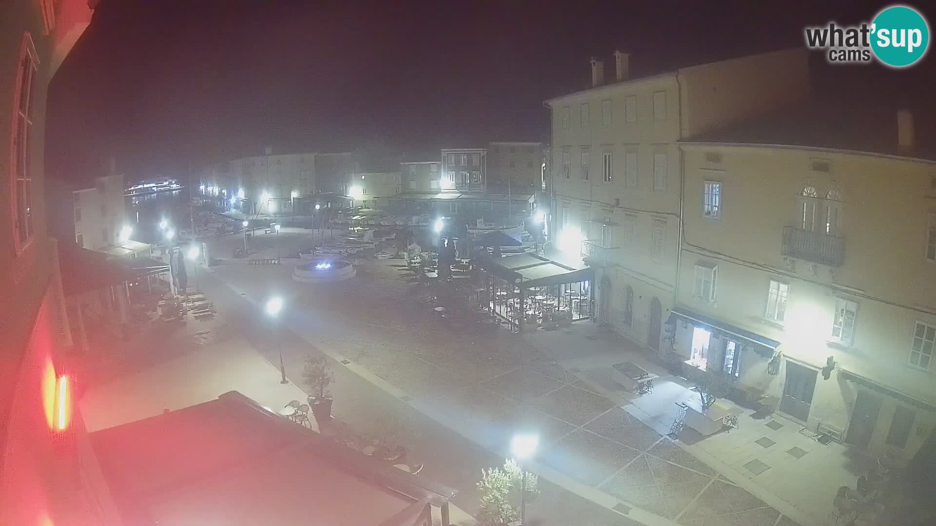 V ŽIVO spletna kamera Cres mesto – glavni trg in “mandrač” – otok Cres – Hrvaška