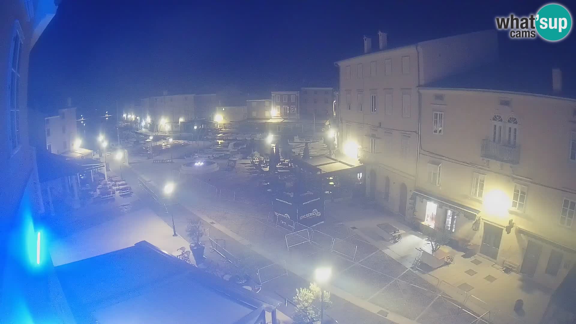 V ŽIVO spletna kamera Cres mesto – glavni trg in “mandrač” – otok Cres – Hrvaška