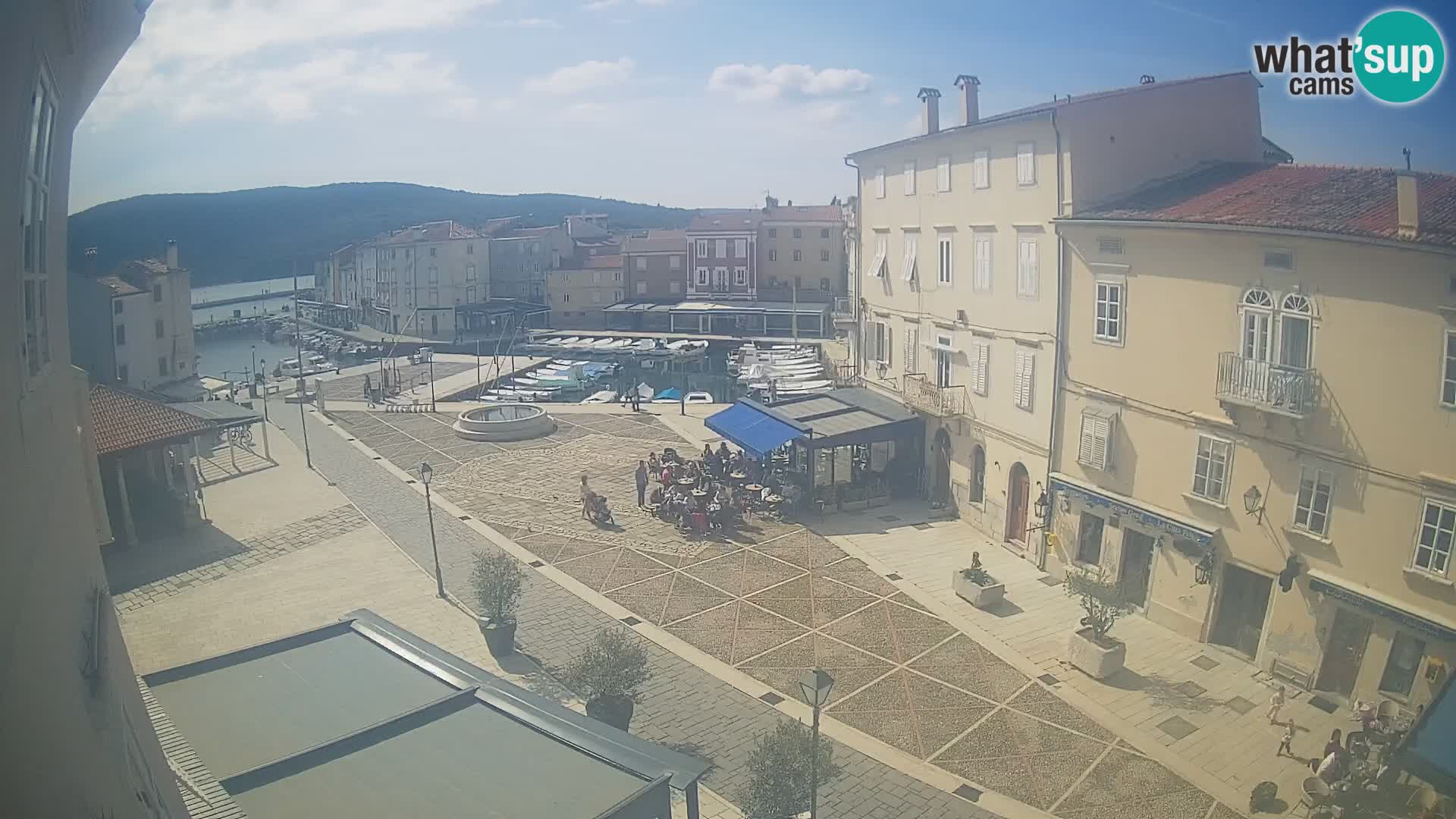 Cámara en vivo ciudad de Cres – plaza principal y “mandrač” – isla de Cres – Croacia