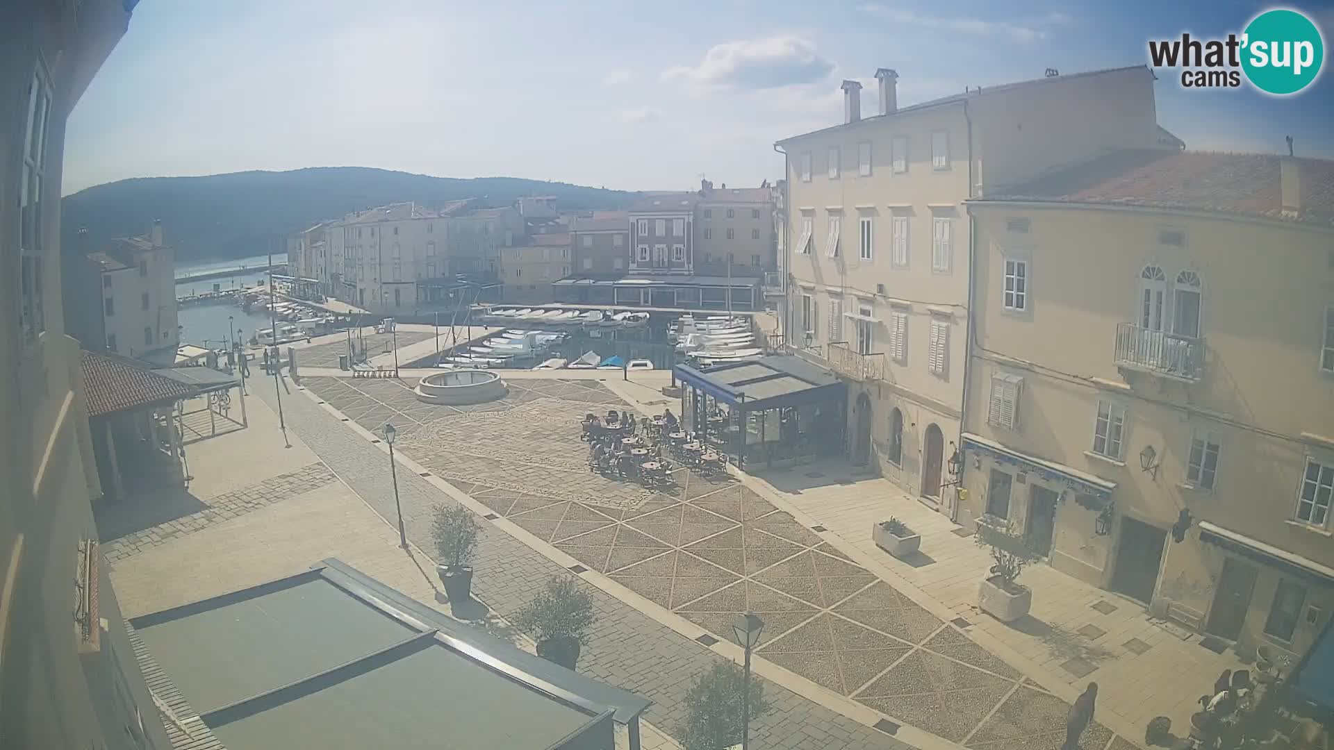 LIVE cam Cres city – place principale et “mandrač” – île de Cres – Croatie