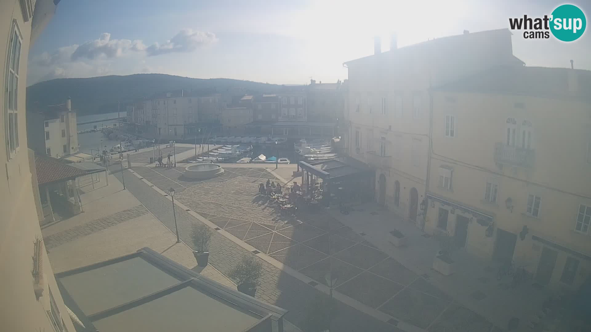 V ŽIVO spletna kamera Cres mesto – glavni trg in “mandrač” – otok Cres – Hrvaška