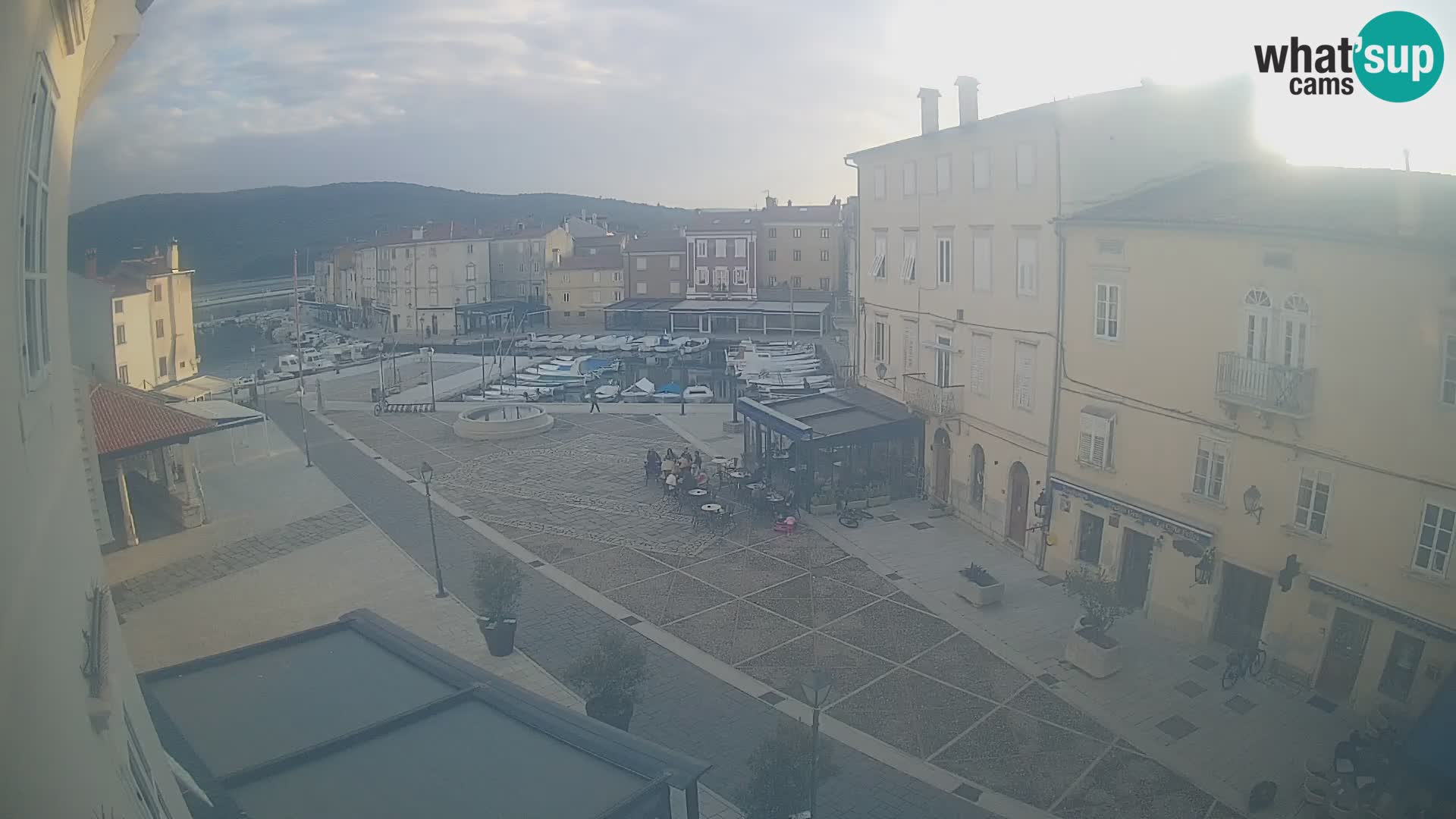 LIVE cam Cres city – place principale et “mandrač” – île de Cres – Croatie
