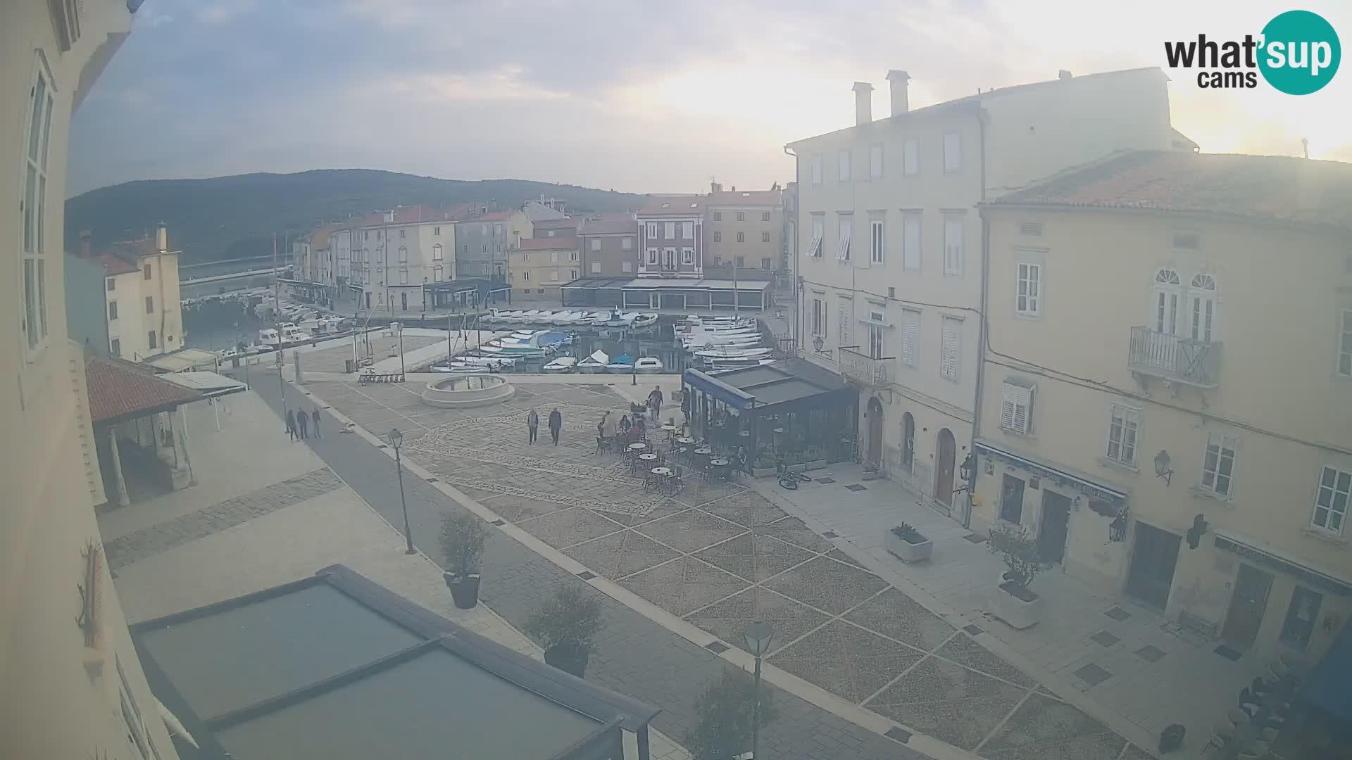 Cámara en vivo ciudad de Cres – plaza principal y “mandrač” – isla de Cres – Croacia