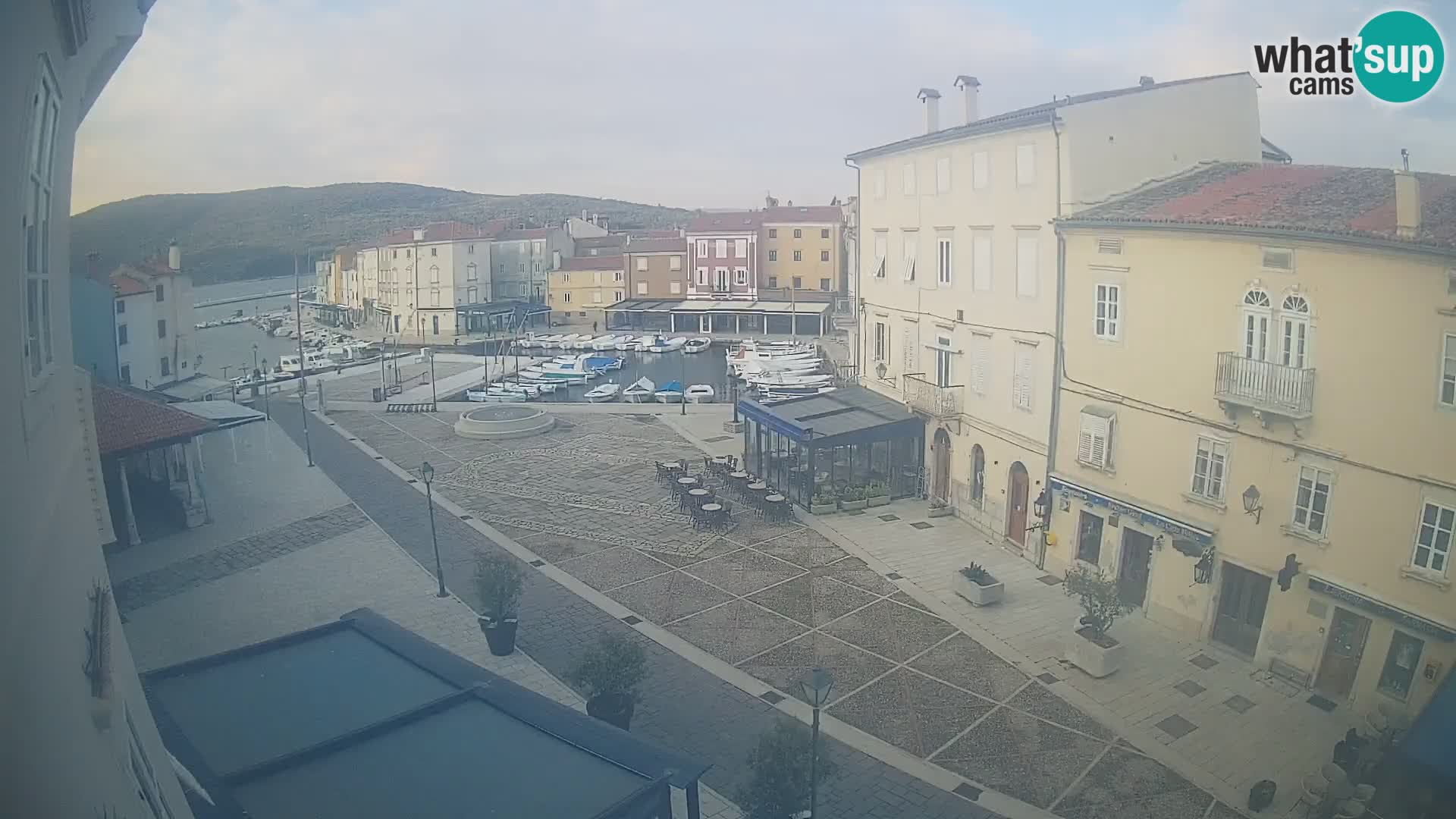 LIVE cam Cres city – place principale et “mandrač” – île de Cres – Croatie