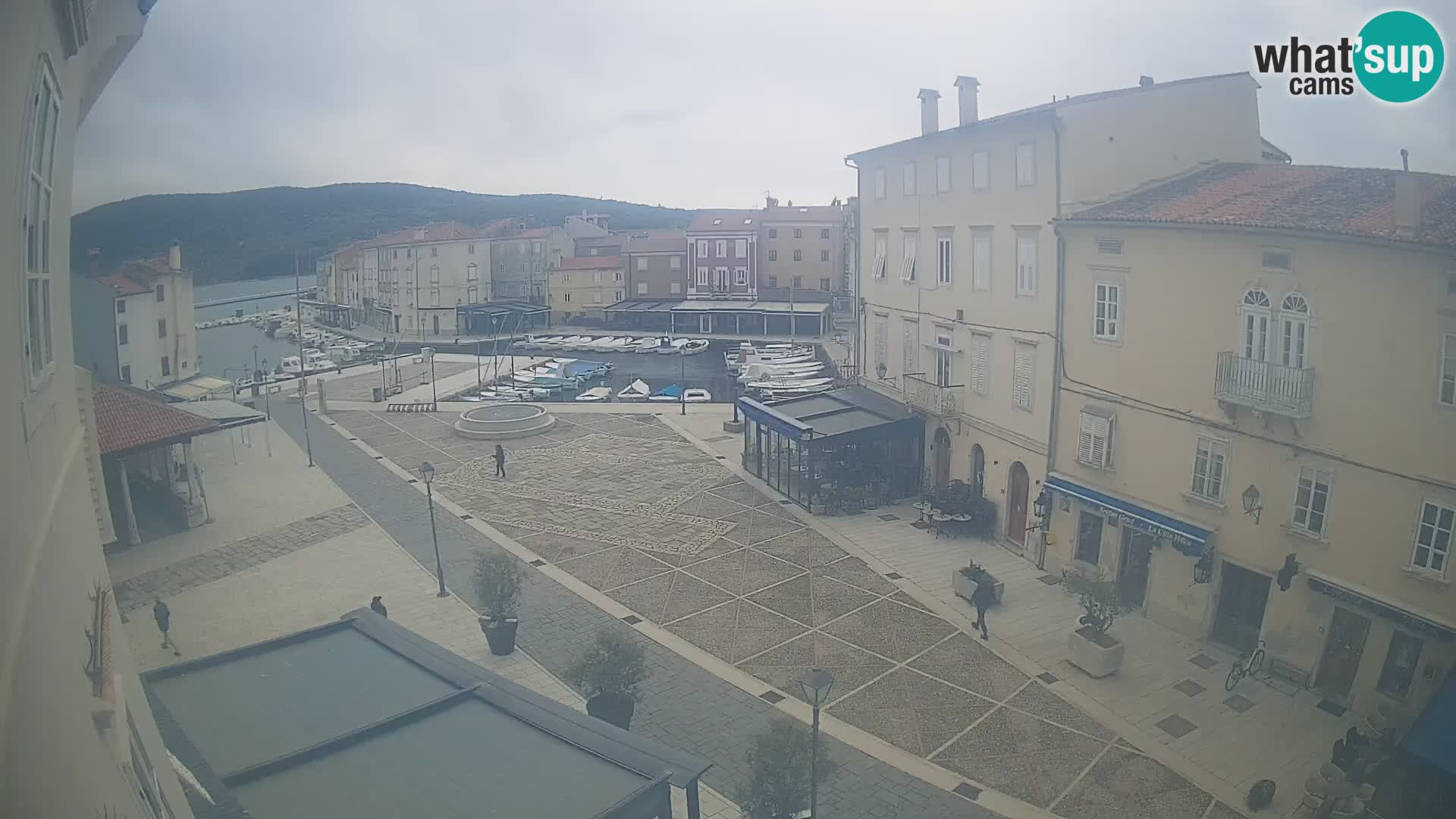 V ŽIVO spletna kamera Cres mesto – glavni trg in “mandrač” – otok Cres – Hrvaška