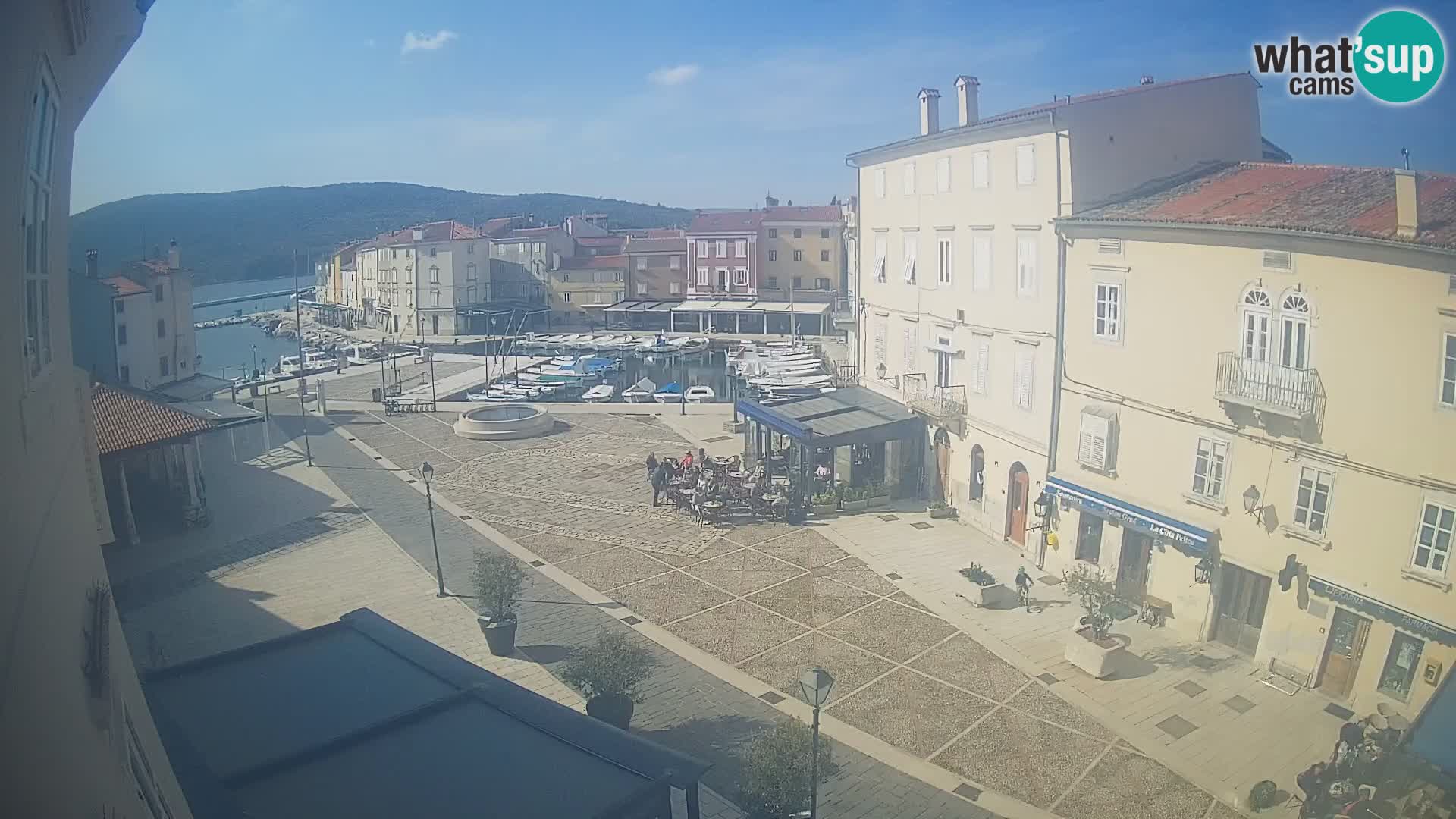 Cámara en vivo ciudad de Cres – plaza principal y “mandrač” – isla de Cres – Croacia