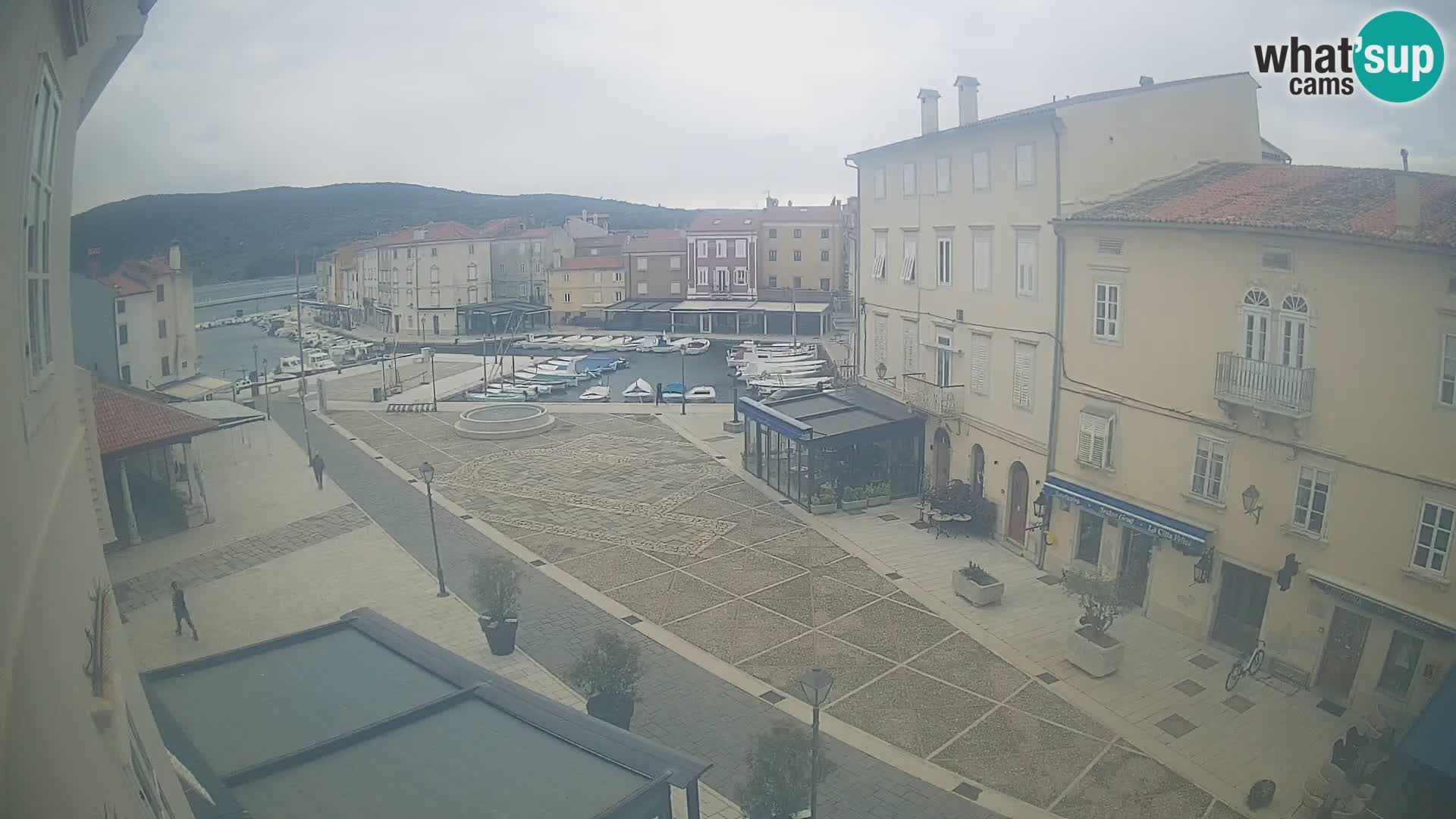 Cámara en vivo ciudad de Cres – plaza principal y “mandrač” – isla de Cres – Croacia