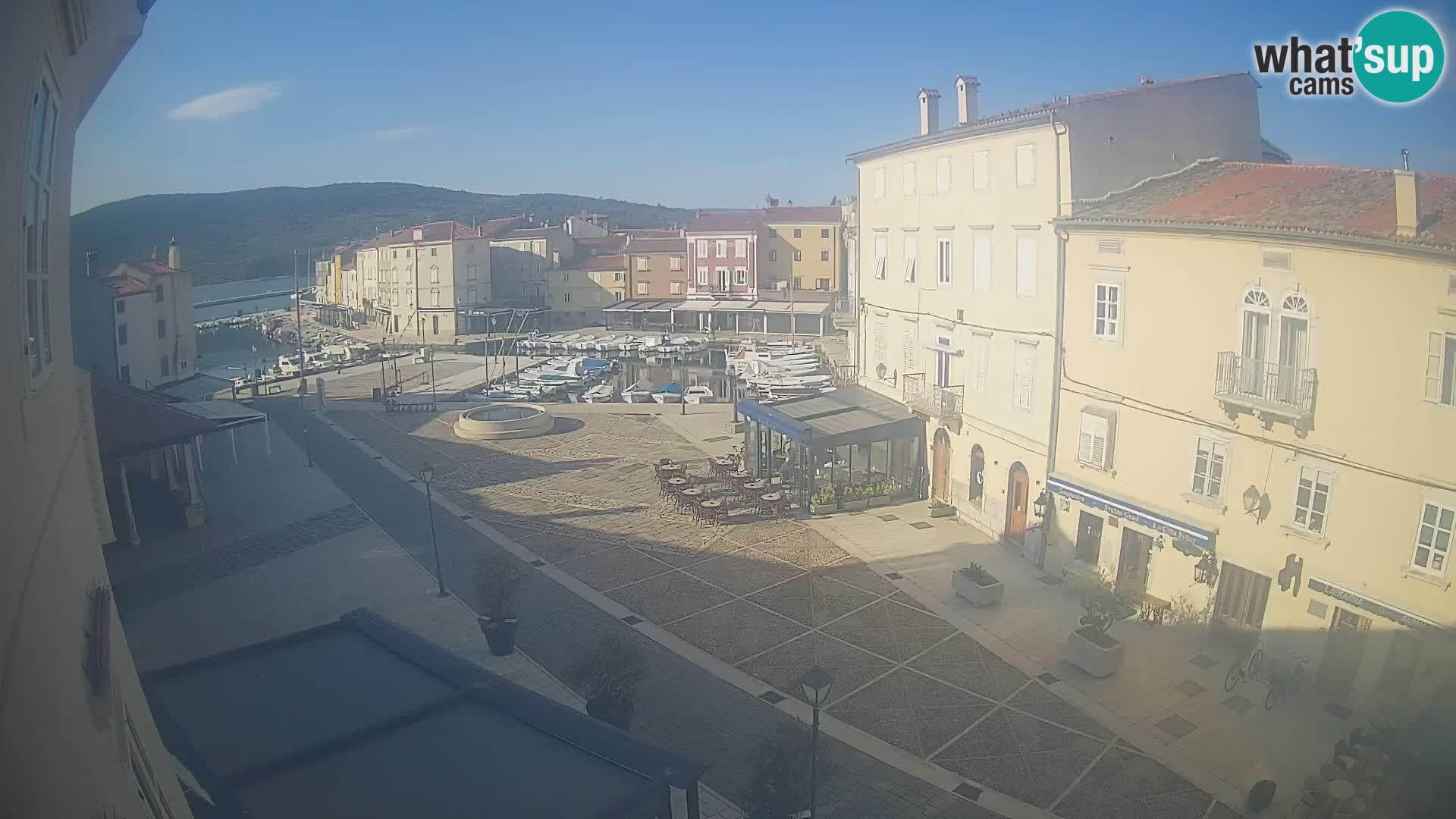 Cámara en vivo ciudad de Cres – plaza principal y “mandrač” – isla de Cres – Croacia