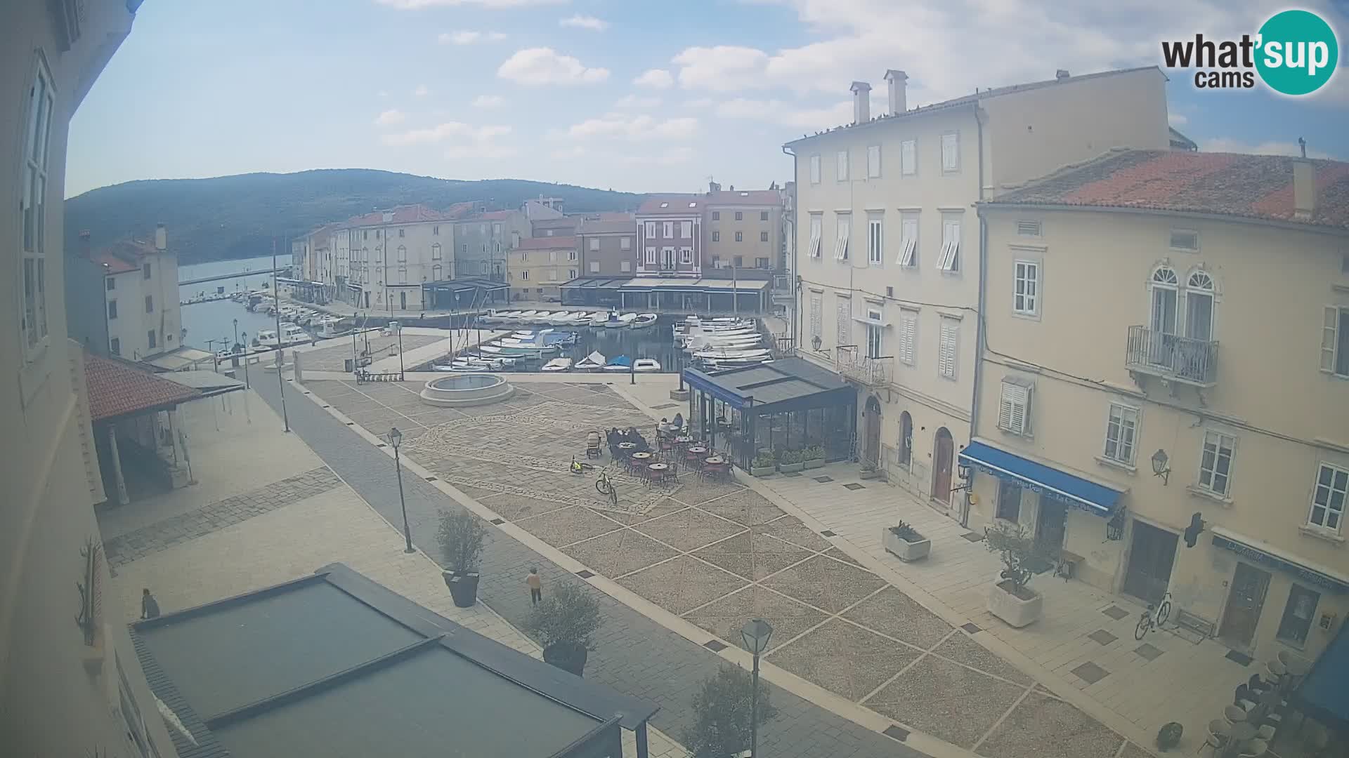 Web kamera Grad Cres – glavni trg i “mandrač” – otok Cres