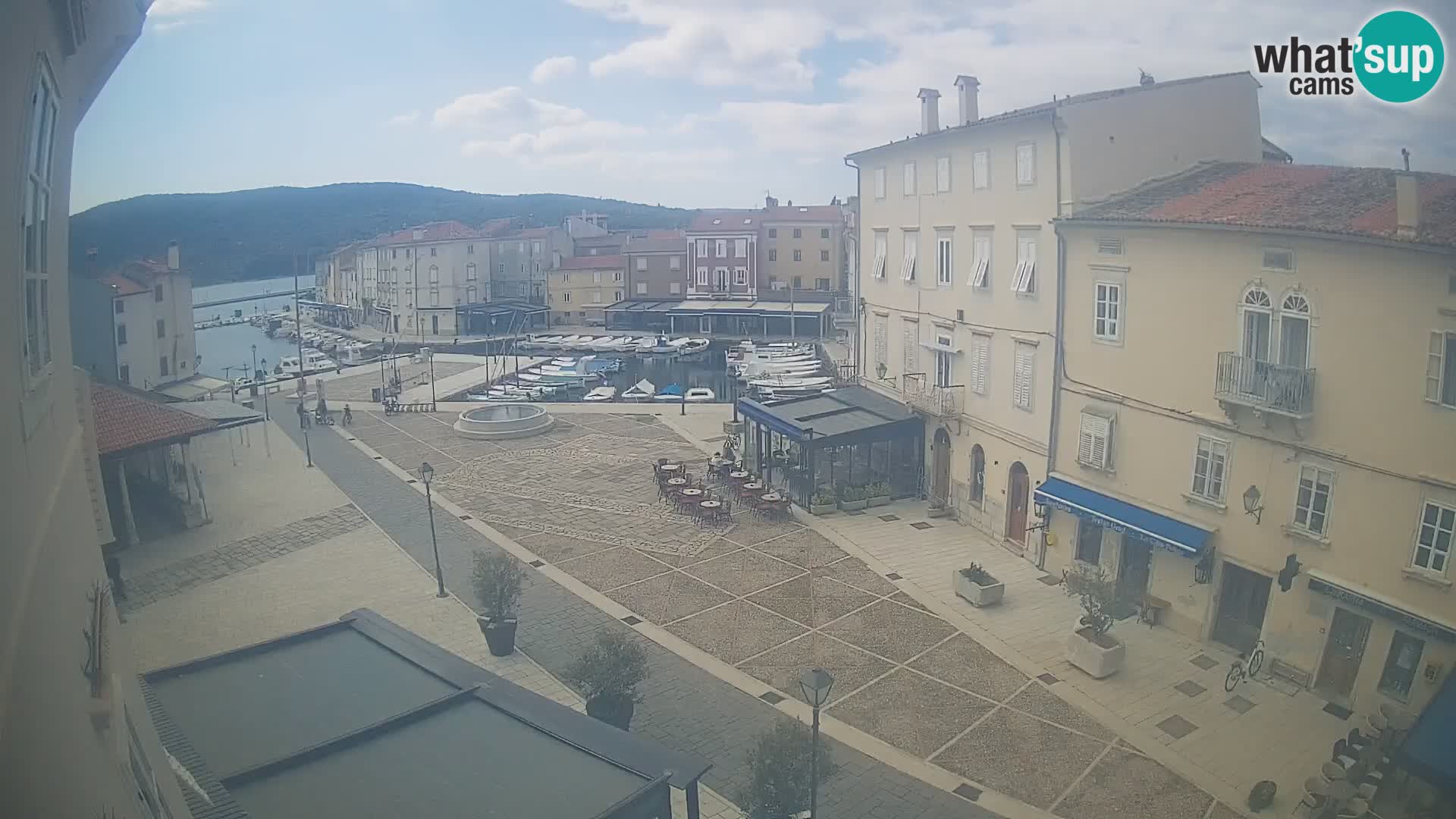 LIVE cam Cres city – place principale et “mandrač” – île de Cres – Croatie