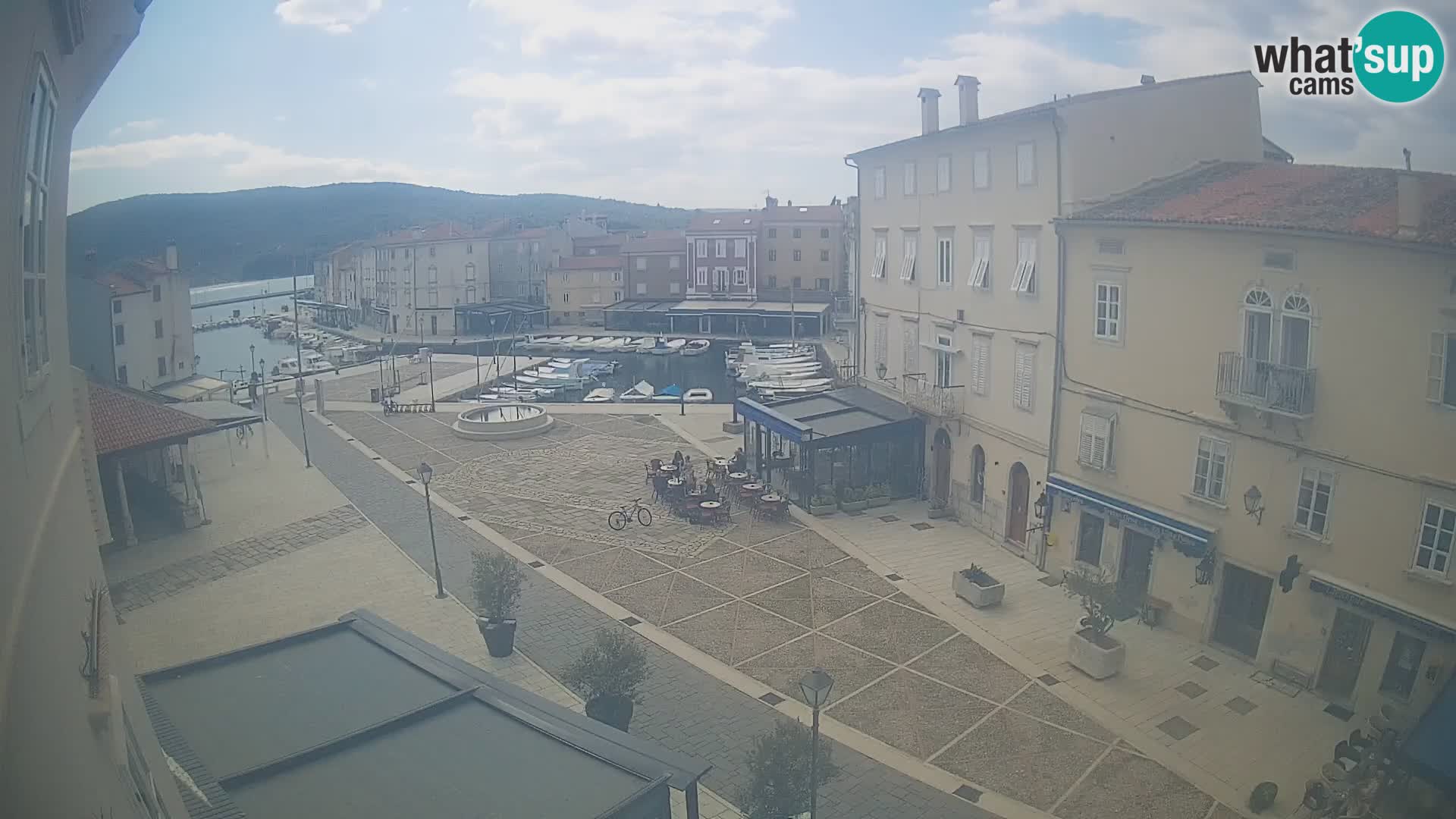 V ŽIVO spletna kamera Cres mesto – glavni trg in “mandrač” – otok Cres – Hrvaška