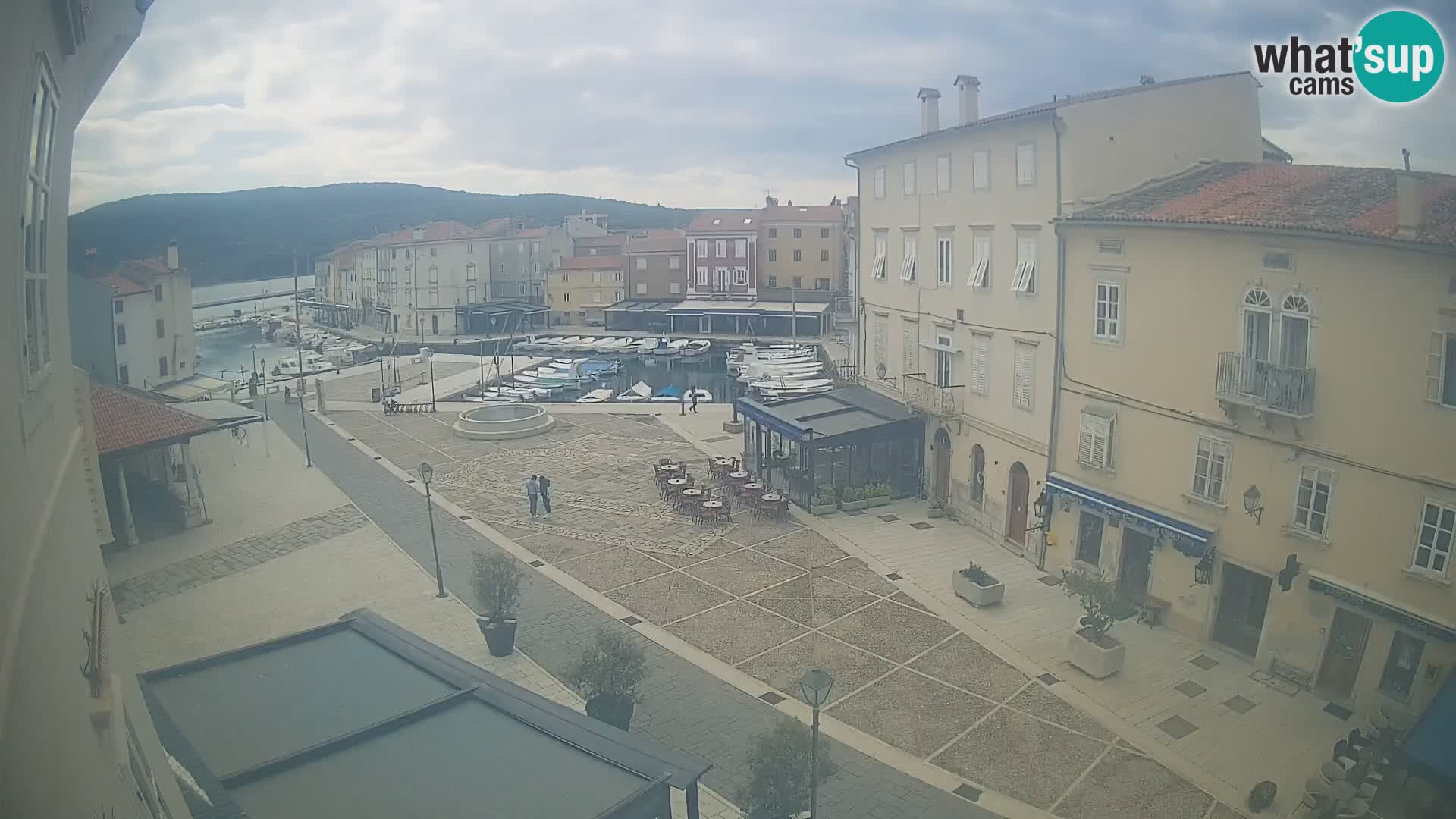 Web kamera Grad Cres – glavni trg i “mandrač” – otok Cres