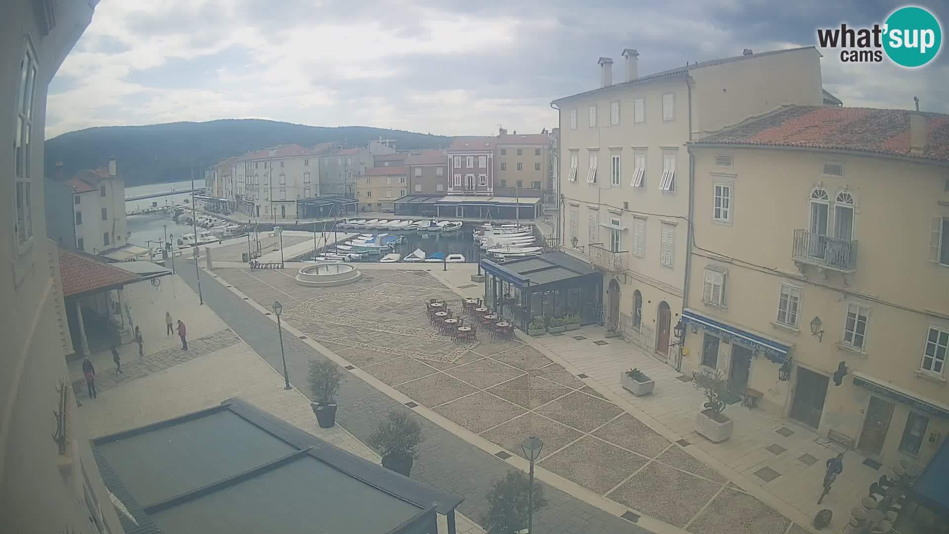 V ŽIVO spletna kamera Cres mesto – glavni trg in “mandrač” – otok Cres – Hrvaška