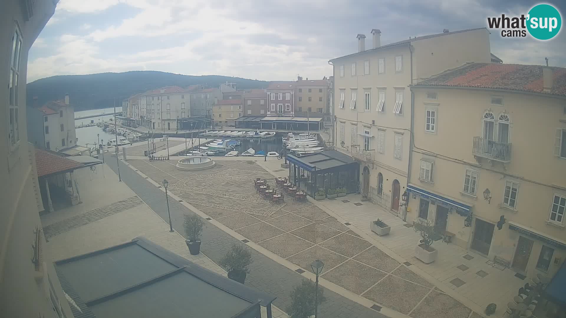 V ŽIVO spletna kamera Cres mesto – glavni trg in “mandrač” – otok Cres – Hrvaška