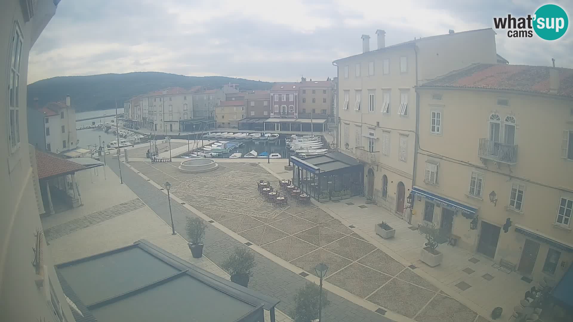 Kamera v ŽIVO Cres mesto – glavni trg in “mandrač” – otok Cres – Hrvaška