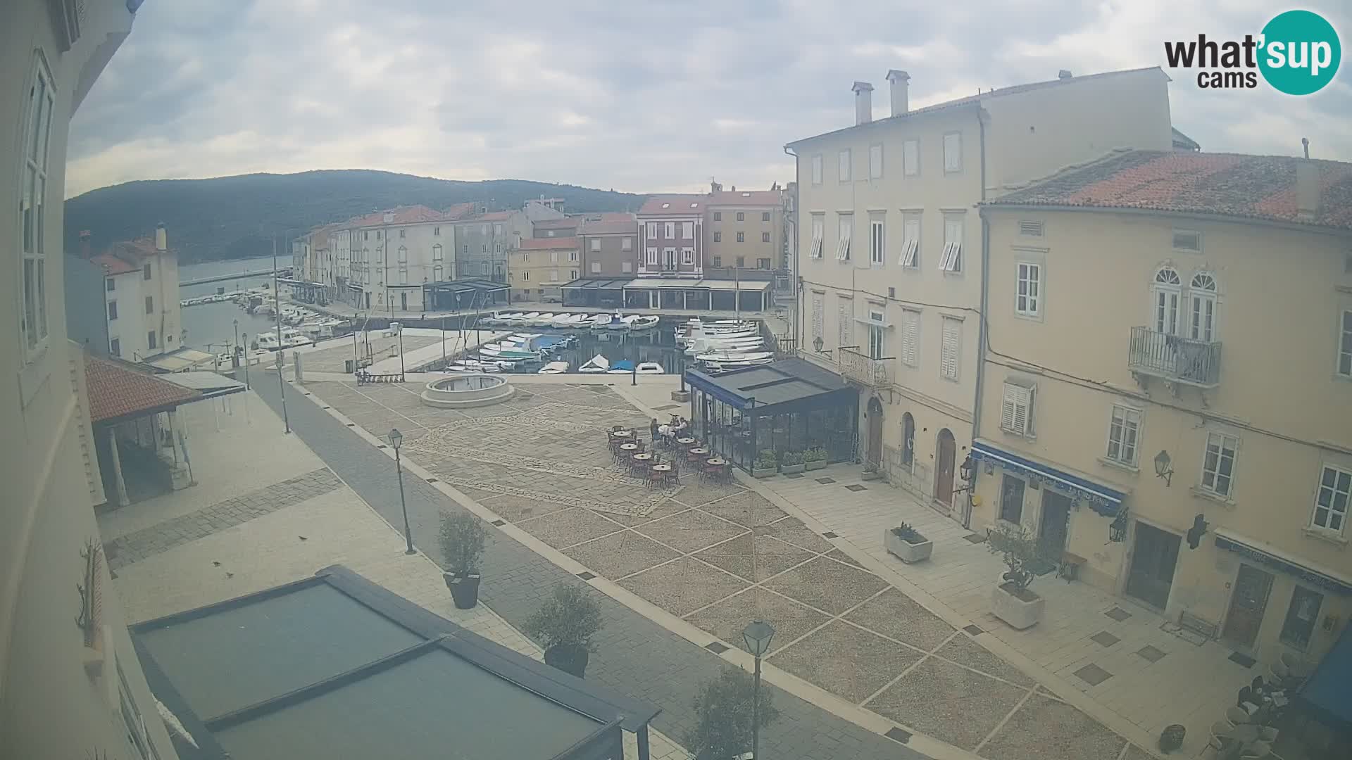 LIVE cam Cres city – place principale et “mandrač” – île de Cres – Croatie