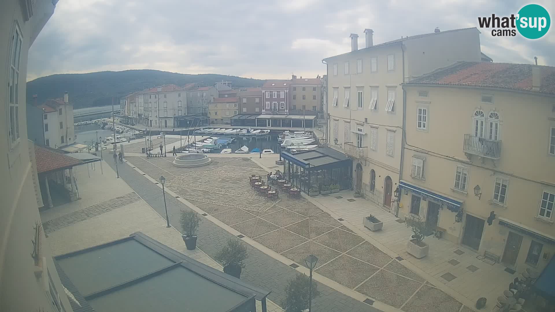 LIVE cam Cres city – place principale et “mandrač” – île de Cres – Croatie