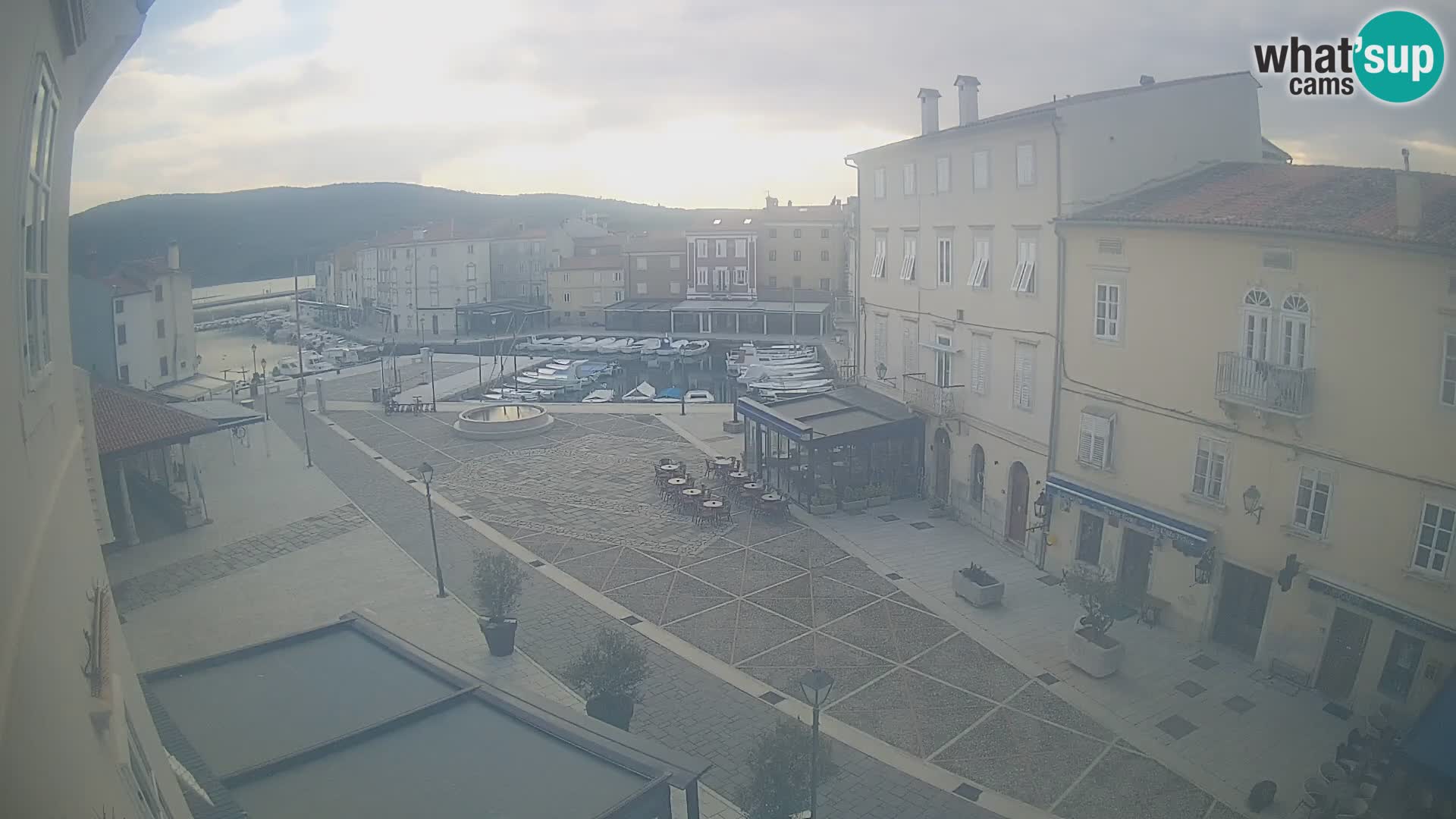 LIVE cam Cres city – place principale et “mandrač” – île de Cres – Croatie
