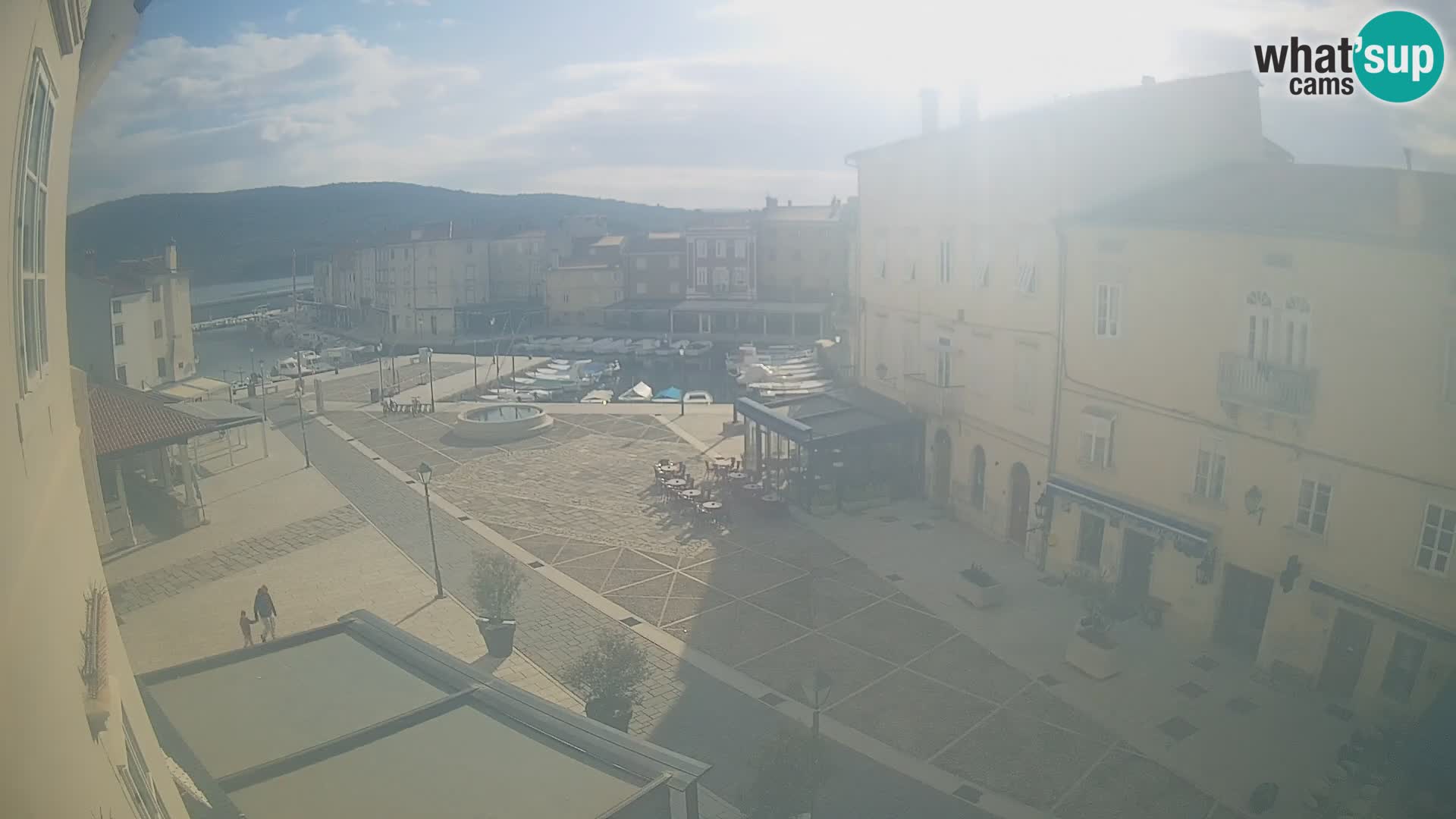 Kamera v ŽIVO Cres mesto – glavni trg in “mandrač” – otok Cres – Hrvaška