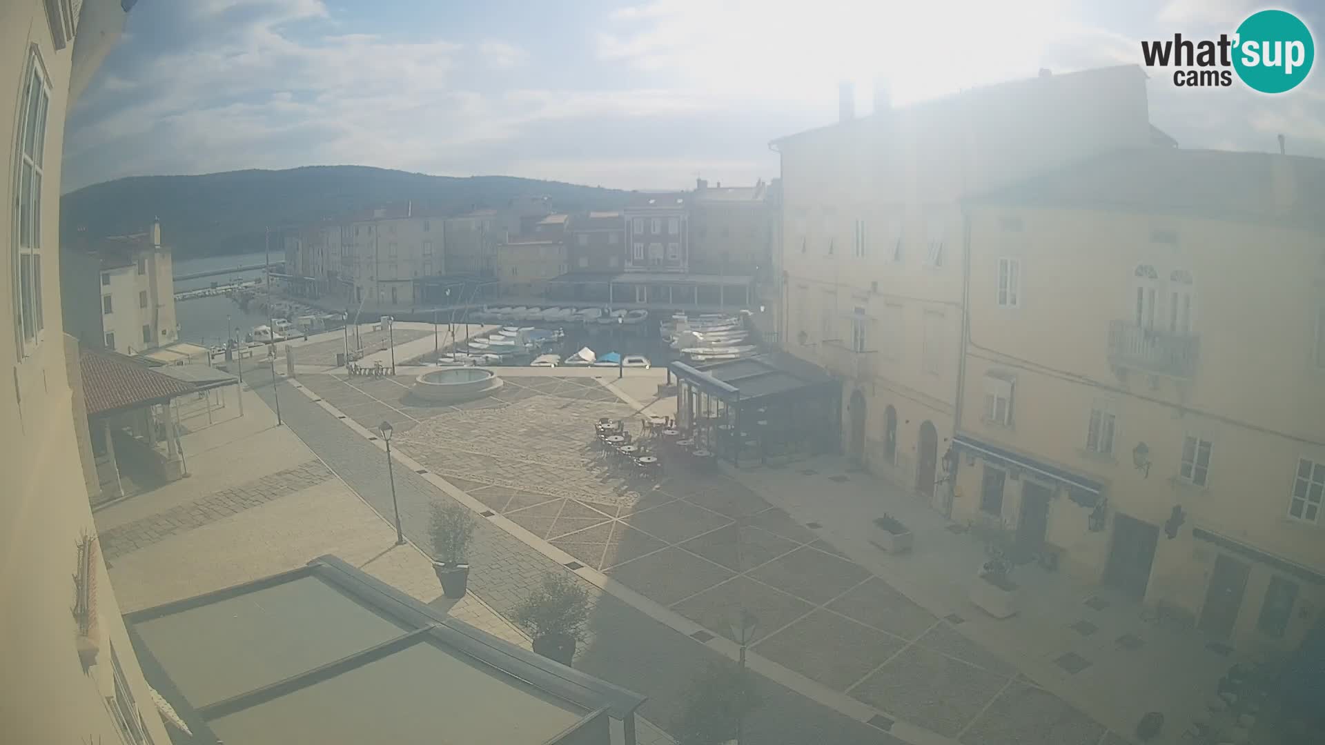 V ŽIVO spletna kamera Cres mesto – glavni trg in “mandrač” – otok Cres – Hrvaška